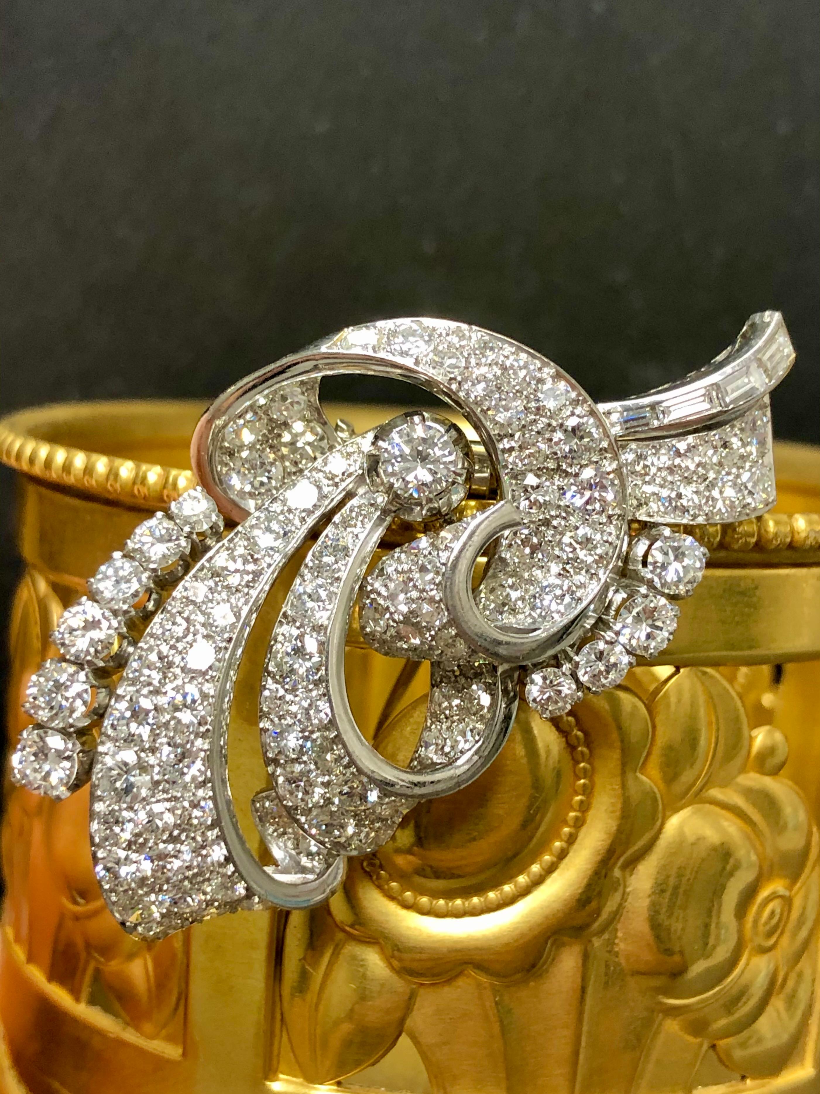 Precioso broche de los años 50 realizado en platino y engastado con aproximadamente 7,60 ctw en diamantes de talla redonda y baguette más grandes de color G-I y claridad Vs1-Si1. Una pieza tan llamativa.

Dimensiones/Peso
2,1