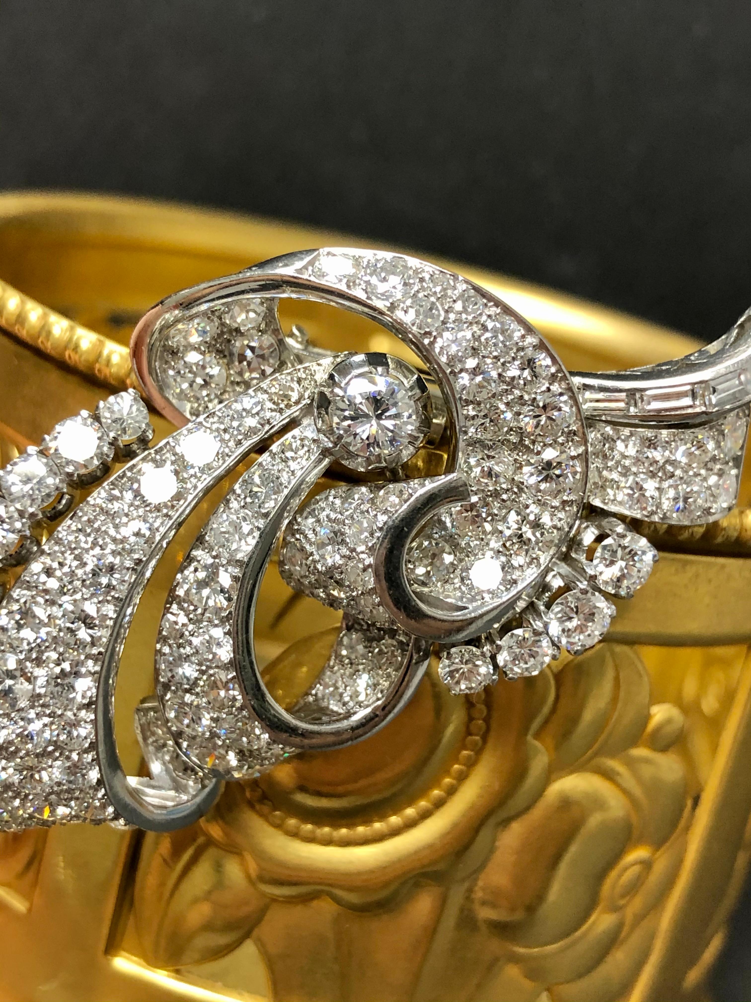 Taille ronde Estate Vintage 1950's Platinum Large Ornate Diamond Brooch Pin 7.60cttw en vente
