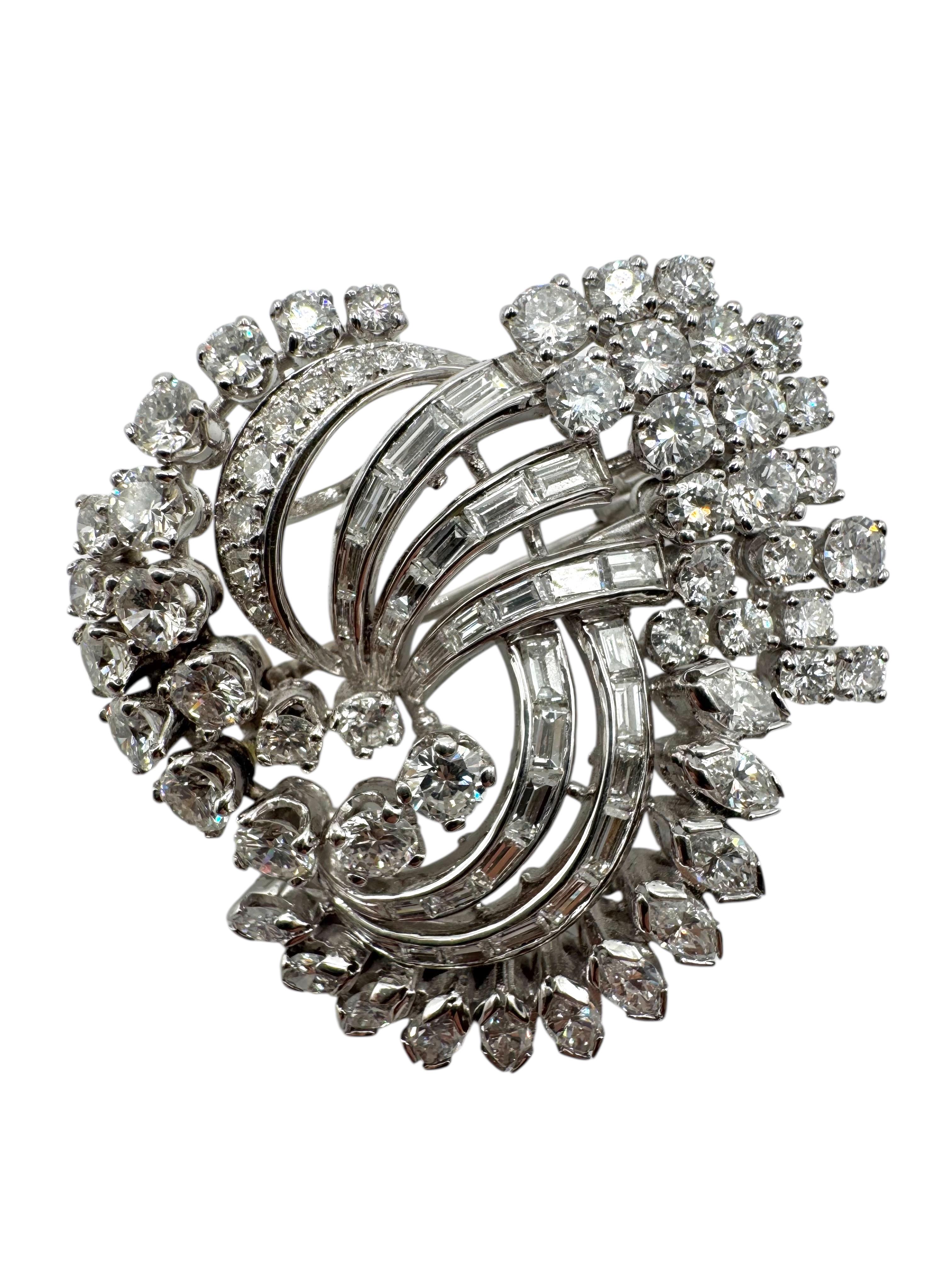 Questa straordinaria spilla vintage degli anni '50 è un capolavoro del glamour e dell'artigianato di metà secolo. Incastonata nel platino, la spilla mostra un drammatico disegno a spirale incrostato da un'abbagliante serie di diamanti. Presenta una