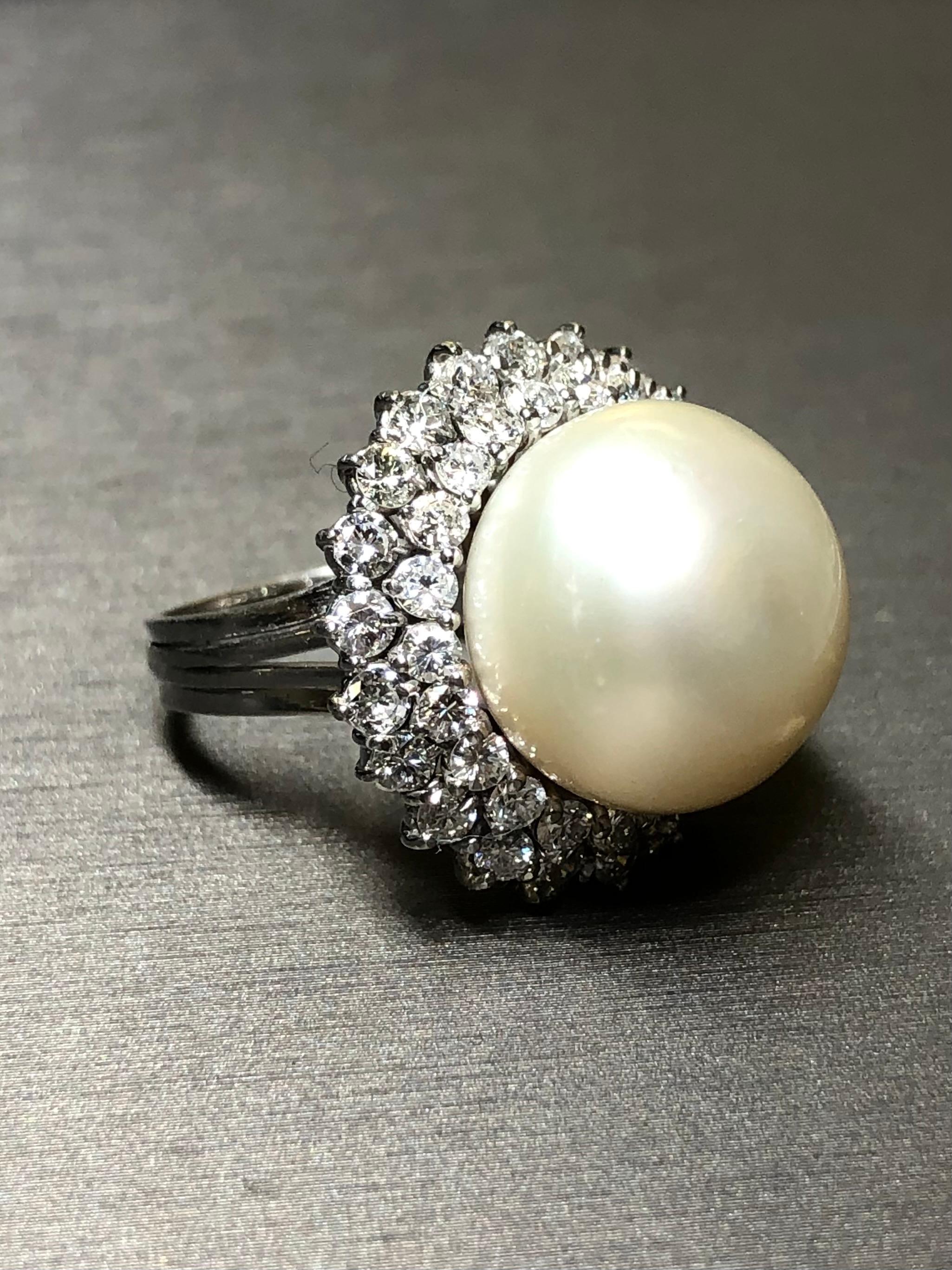 Un favoloso anello da cocktail della metà del secolo scorso in platino, centrato da una grande perla naturale del mare del sud color crema di 16,16 mm. La perla è di un bel colore crema che contrasta piacevolmente con i circa 2,64 carati di diamanti