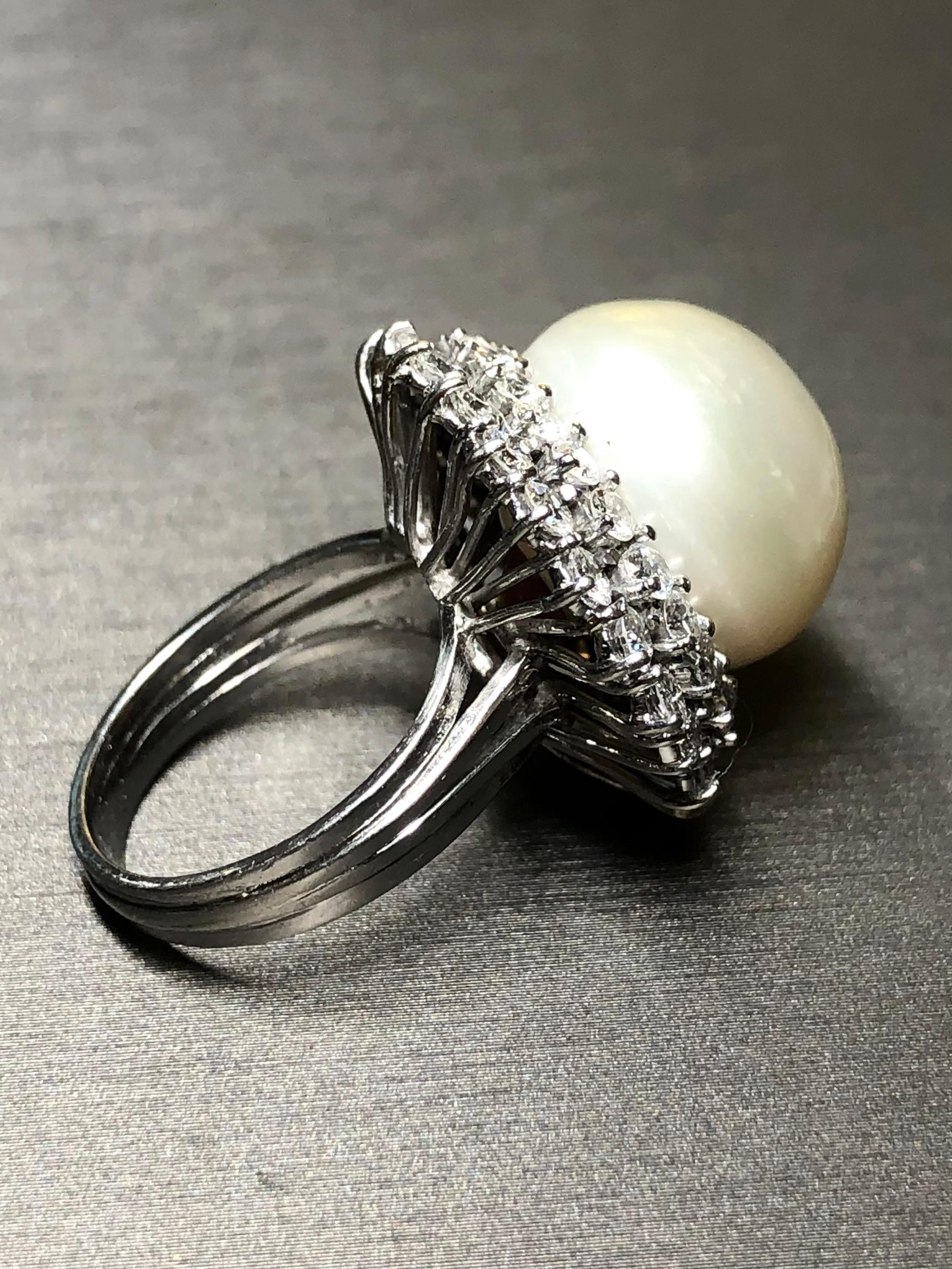 Rétro Anello da cocktail grande in platino con diamanti e perle dei mari del sud, anni '50, 16,16 mm in vendita