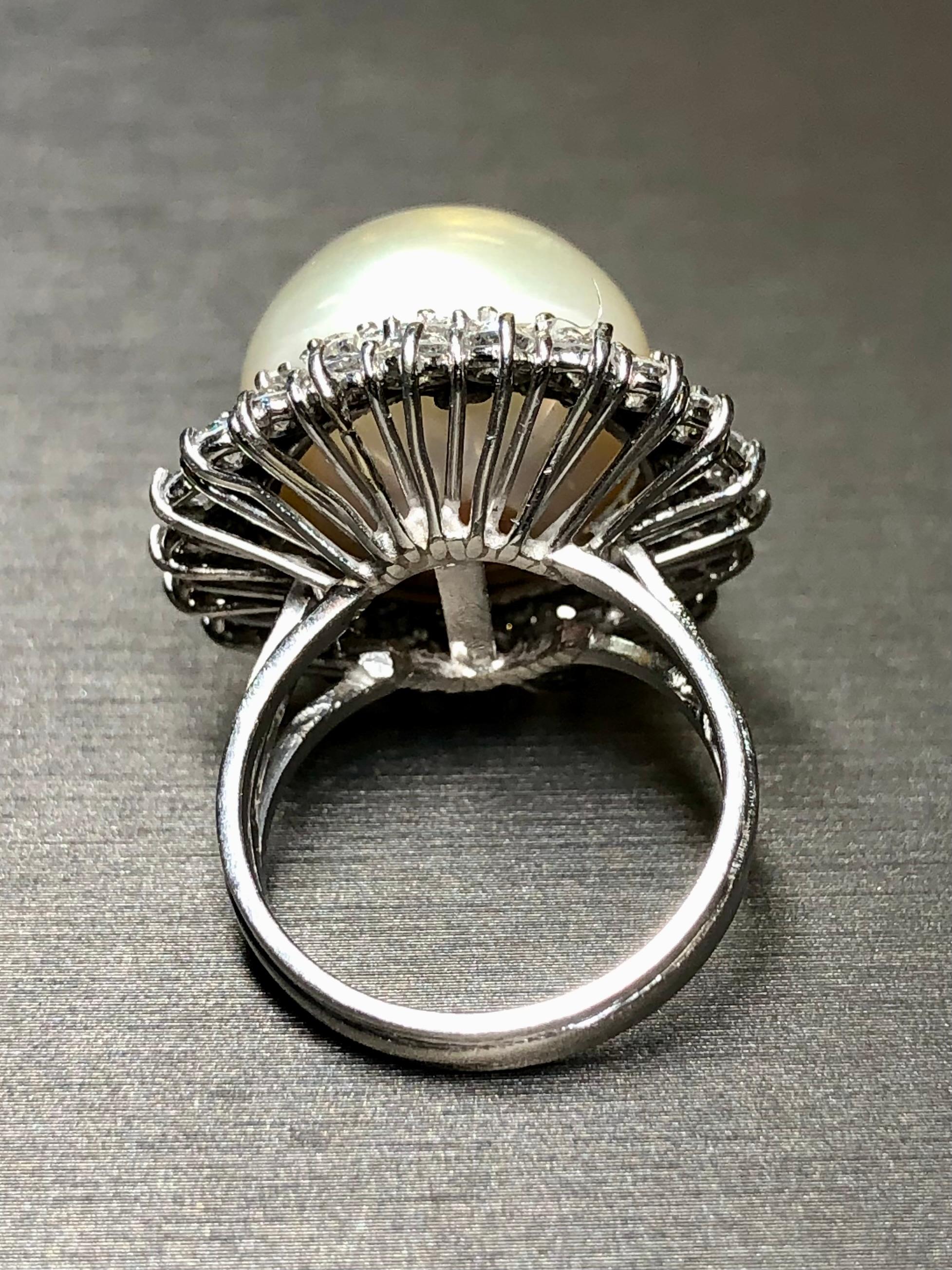 Taglio rotondo Anello da cocktail grande in platino con diamanti e perle dei mari del sud, anni '50, 16,16 mm in vendita