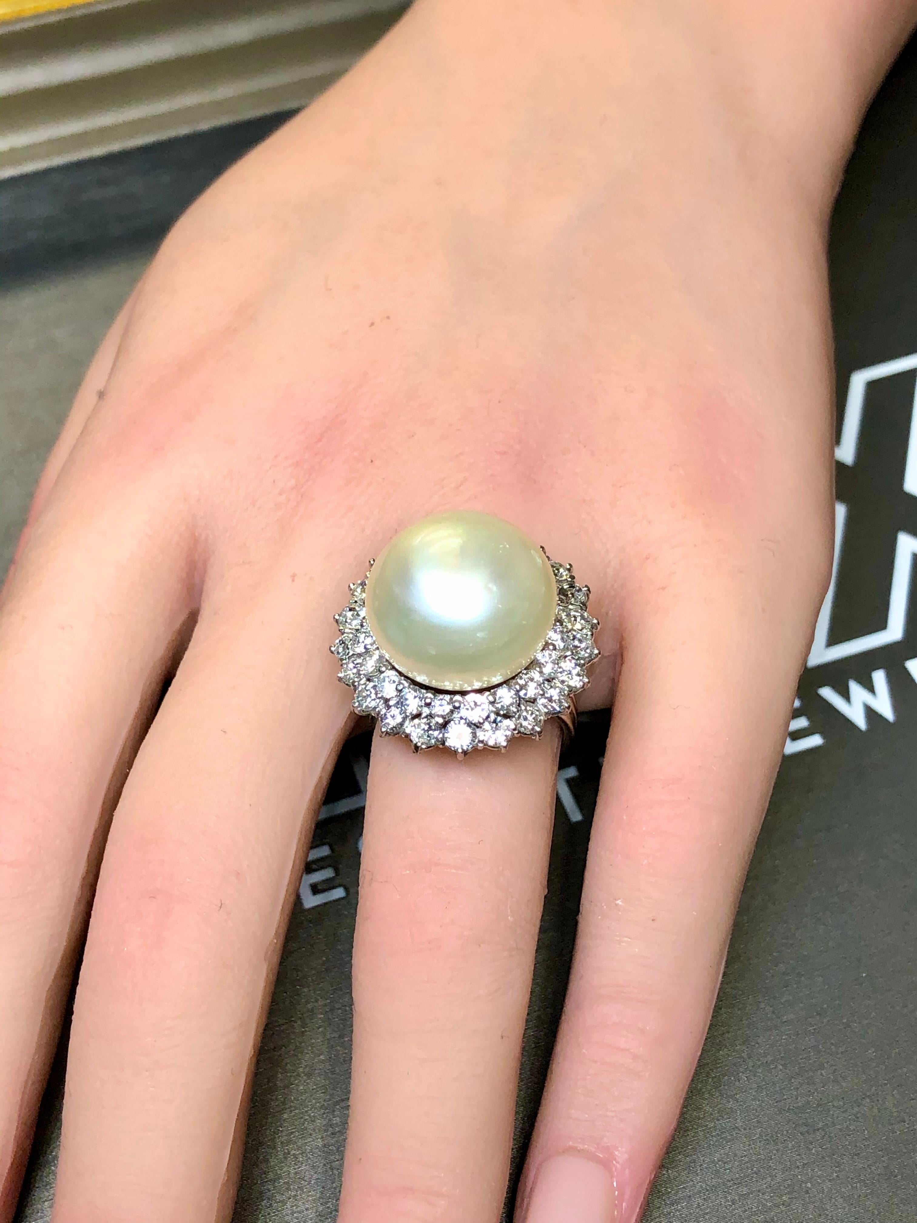 da uomo o donna Anello da cocktail grande in platino con diamanti e perle dei mari del sud, anni '50, 16,16 mm in vendita