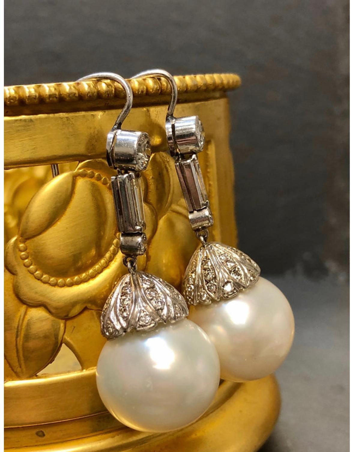 Ein beeindruckendes Paar Vintage-Ohrringe aus den 1950er Jahren, gefertigt aus Platin und besetzt mit großen runden und spitz zulaufenden Diamanten im Baguetteschliff (jeweils 0,25 ct) mit einem Gesamtgewicht von ca. 1,70 ct, wobei alle Steine eine