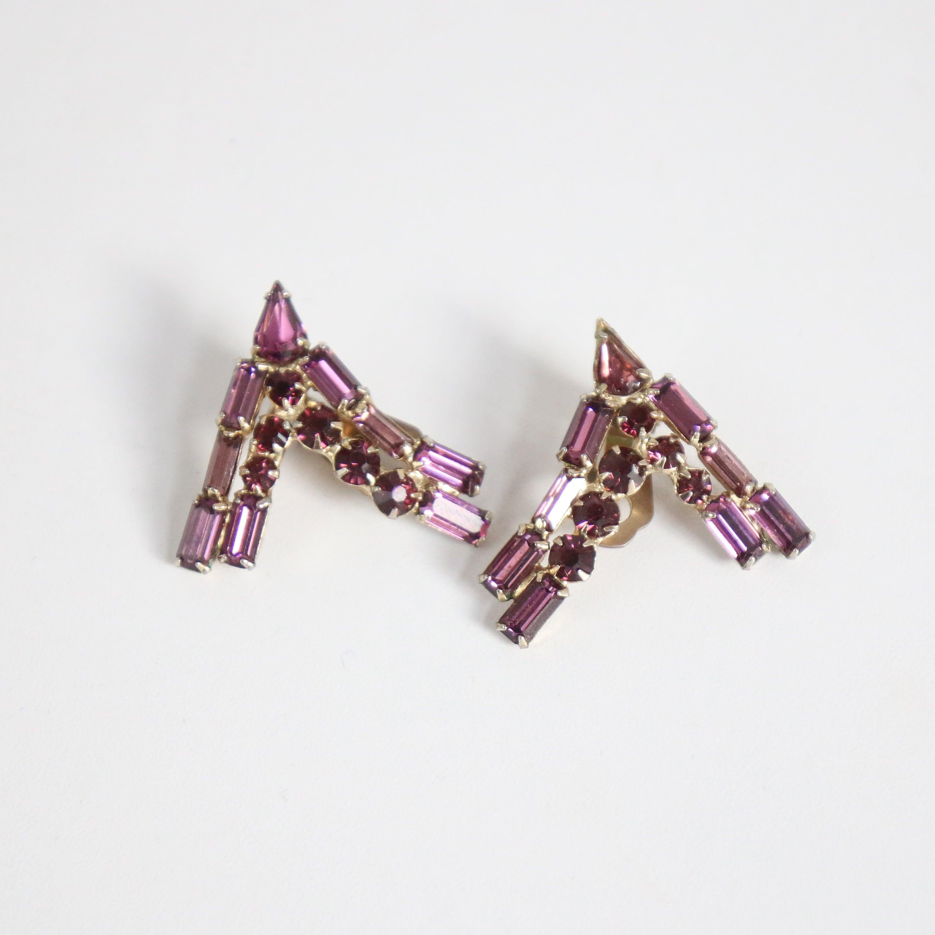 Art Deco Vintage 1950's purple amethyst rhinestone V clip on earrings midcentury earrings For Sale