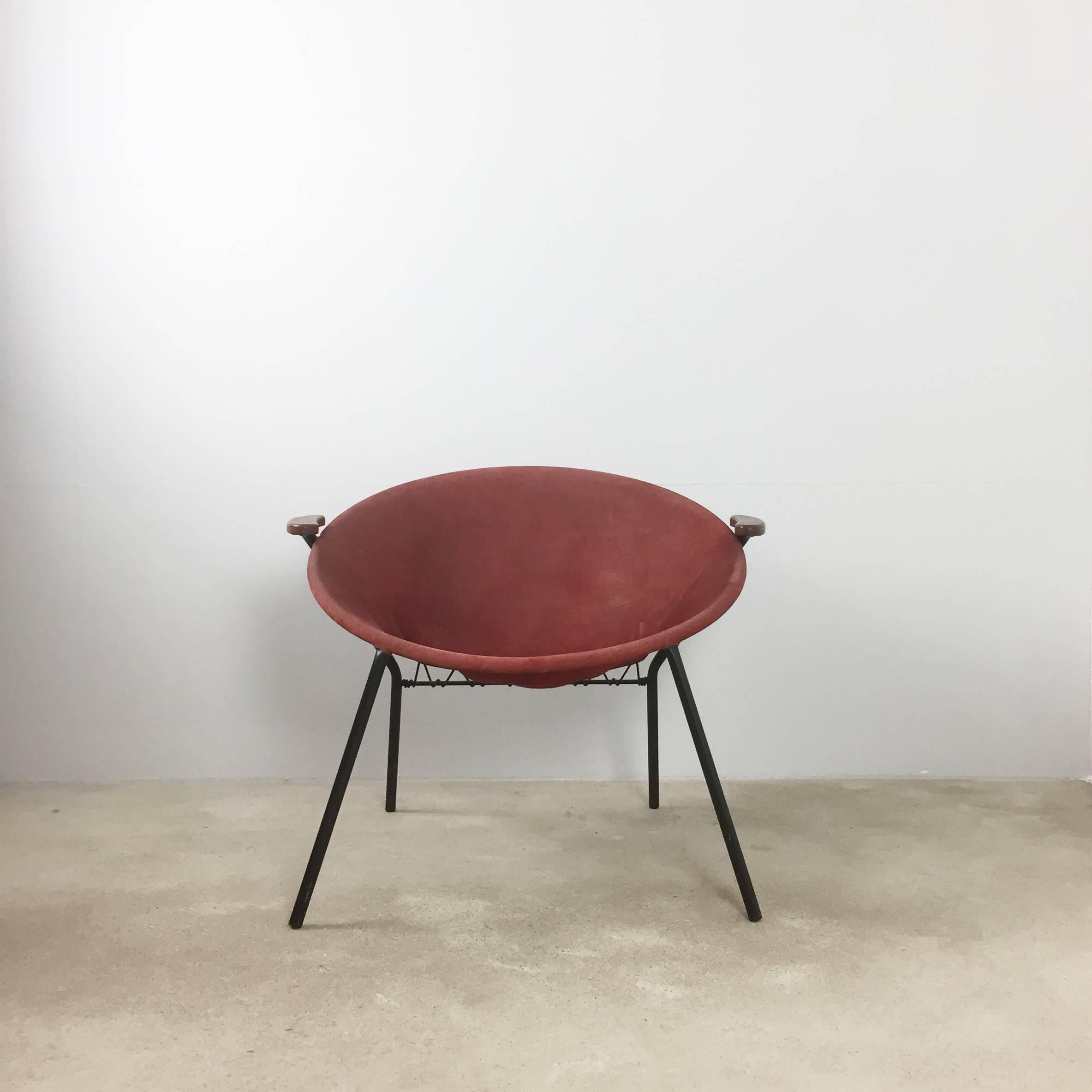 Article:

Balloon chair


Design:

Hans Olsen


Producer:

LEA A/S, Denmark


Decade:

1950s


 

This chair was designed by Hans Olsen and manufactured in LEA A/S in Denmark in the 1950s. The frame of this chair is made of