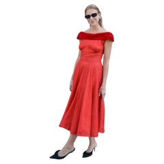 Abito vintage anni '50 in pizzo e velluto rosso con scollo a spalla