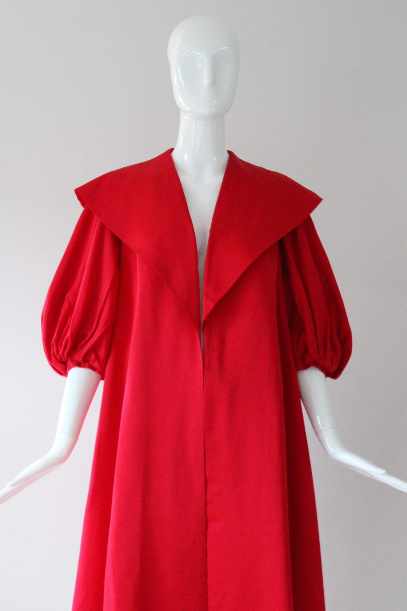 Rosso Vintage 1950's Red Satin Swing Coat Edge To Edge Coat Evening Coat UK 8 US 4 in vendita