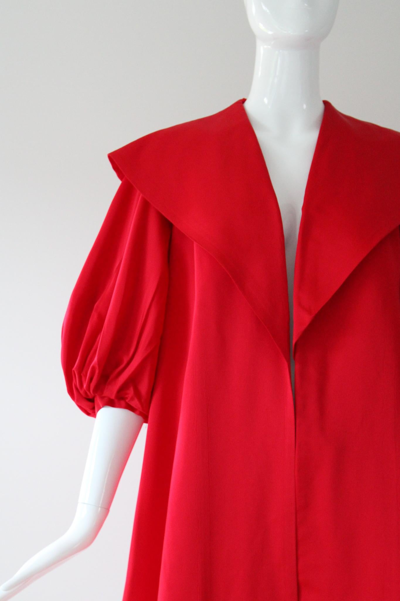Vintage 1950's Red Satin Swing Coat Edge To Edge Coat Evening Coat UK 8 US 4 In condizioni buone in vendita a Cheltenham, GB