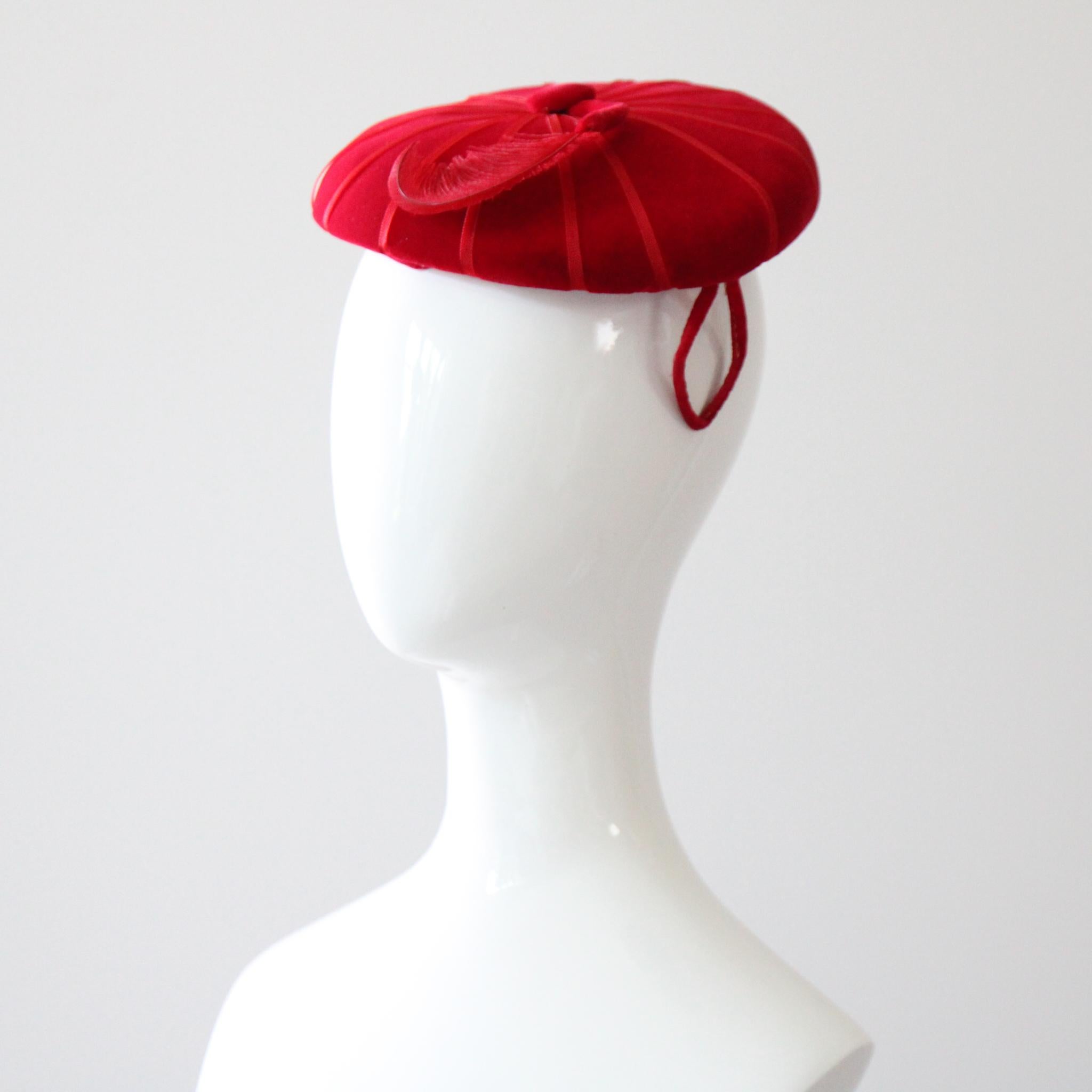 Grigio Vintage anni '50 Cappello Percher in velluto rosso Cappello Percher circolare rosso anni '50 in piuma in vendita