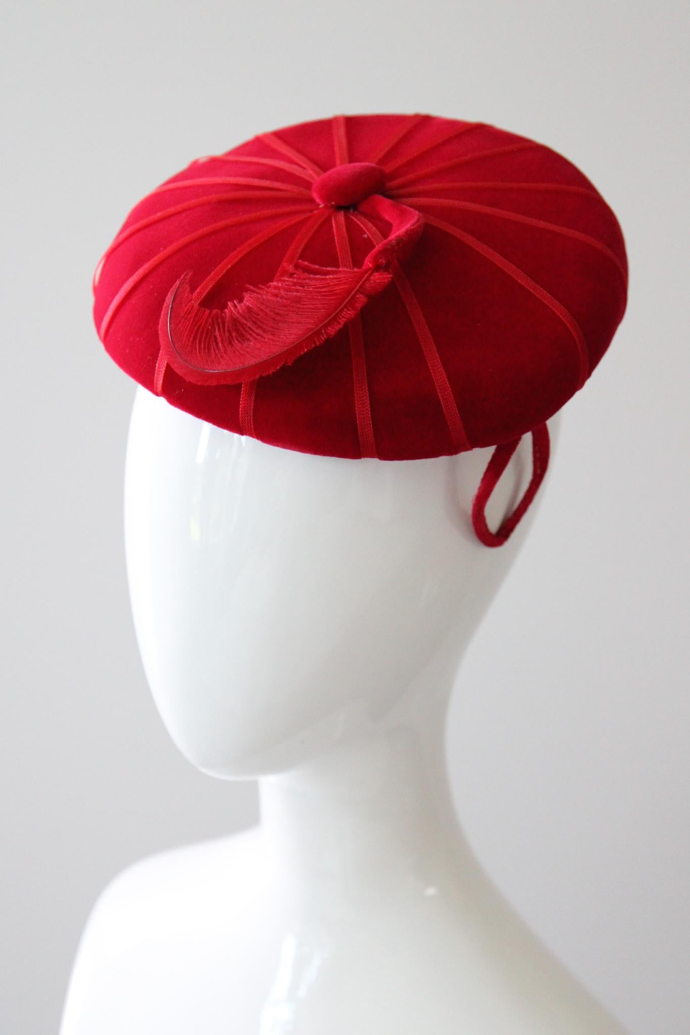 Vintage anni '50 Cappello Percher in velluto rosso Cappello Percher circolare rosso anni '50 in piuma In condizioni buone in vendita a Cheltenham, GB