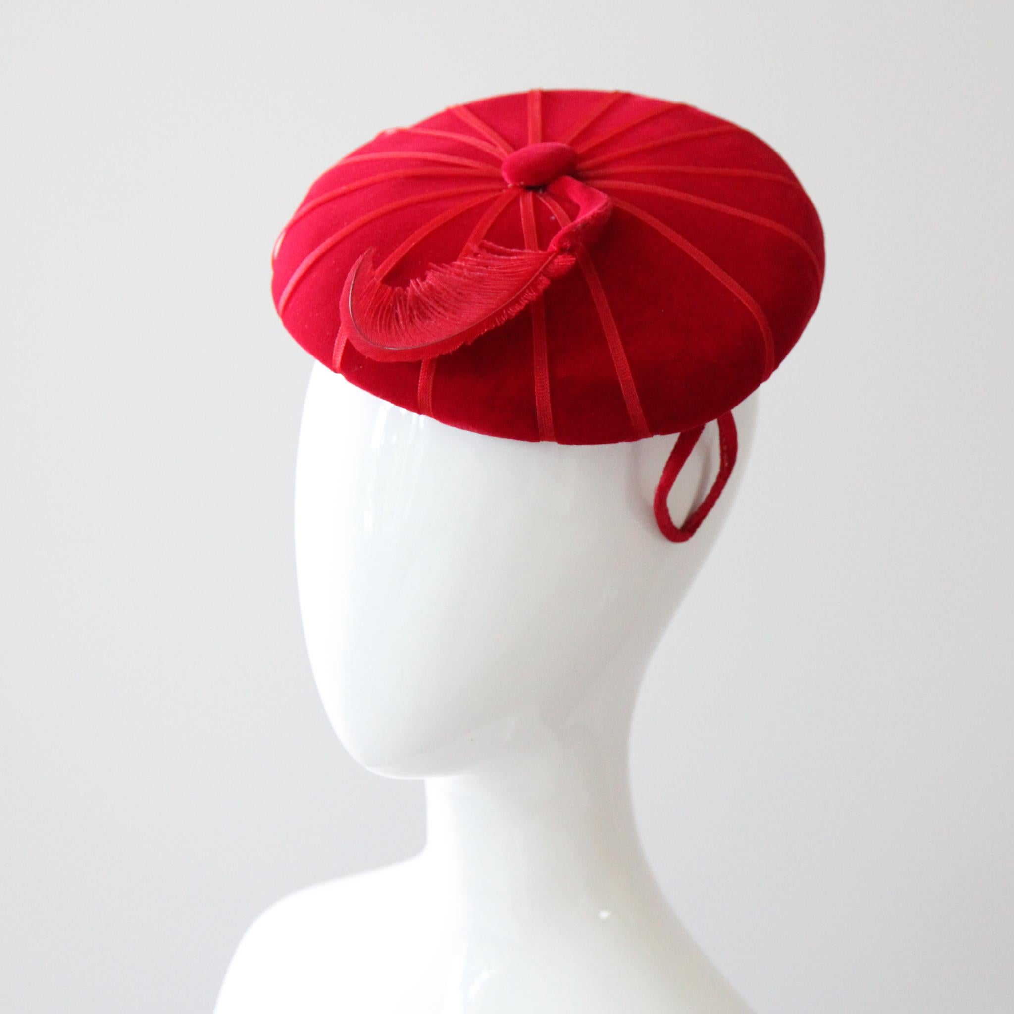 da uomo o donna Vintage anni '50 Cappello Percher in velluto rosso Cappello Percher circolare rosso anni '50 in piuma in vendita