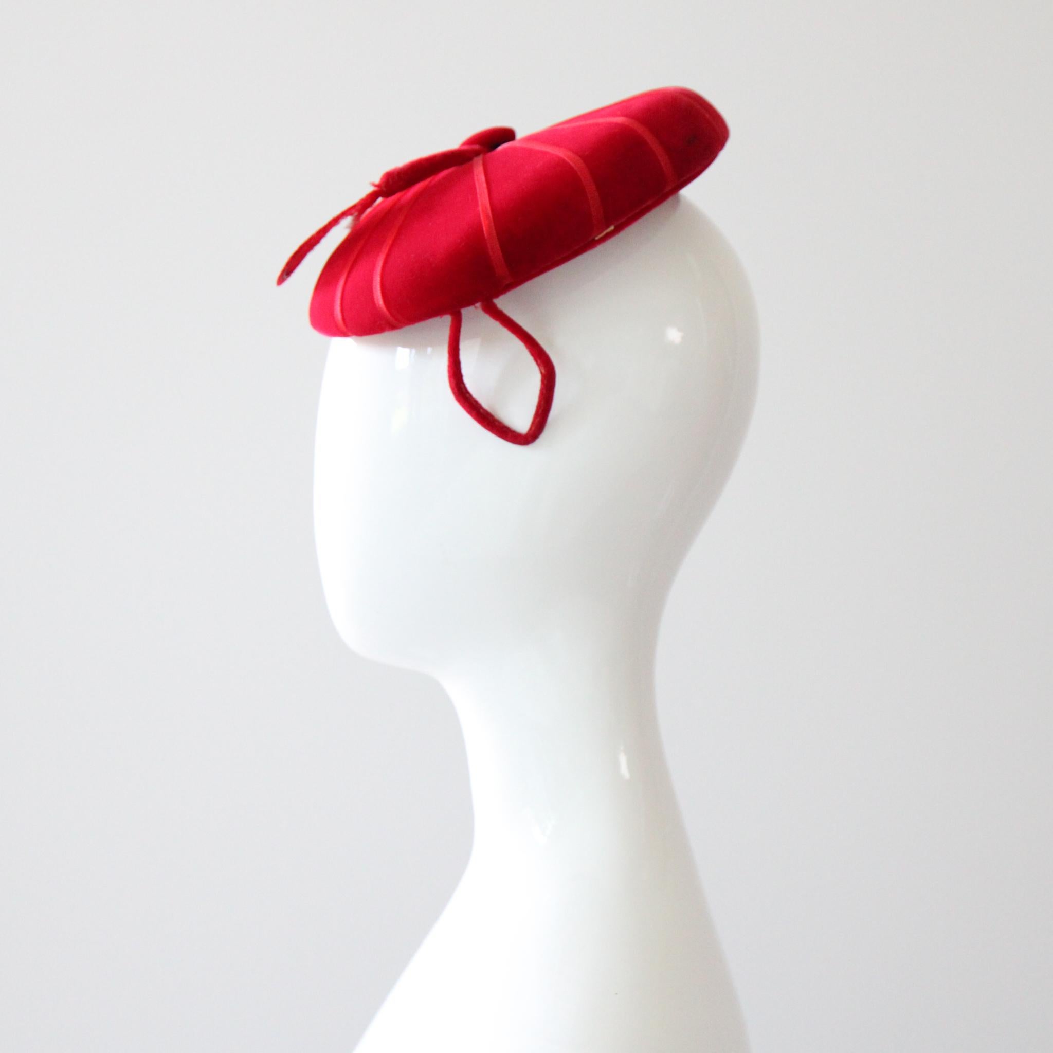 Vintage anni '50 Cappello Percher in velluto rosso Cappello Percher circolare rosso anni '50 in piuma in vendita 1