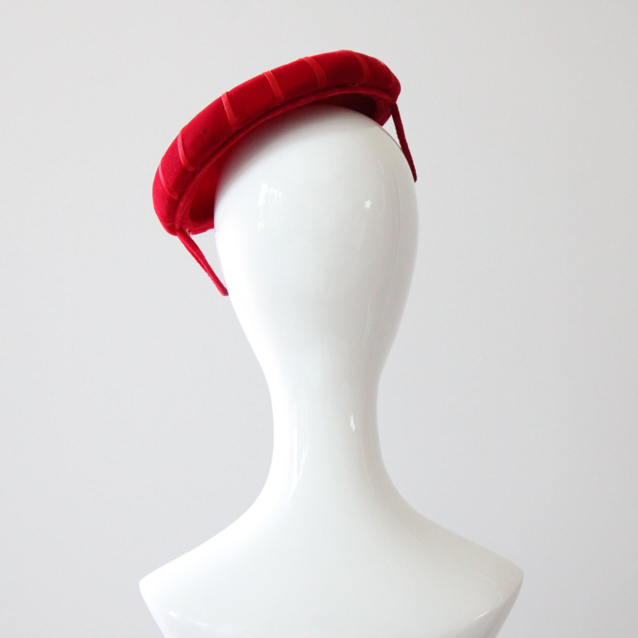 Vintage anni '50 Cappello Percher in velluto rosso Cappello Percher circolare rosso anni '50 in piuma in vendita 2