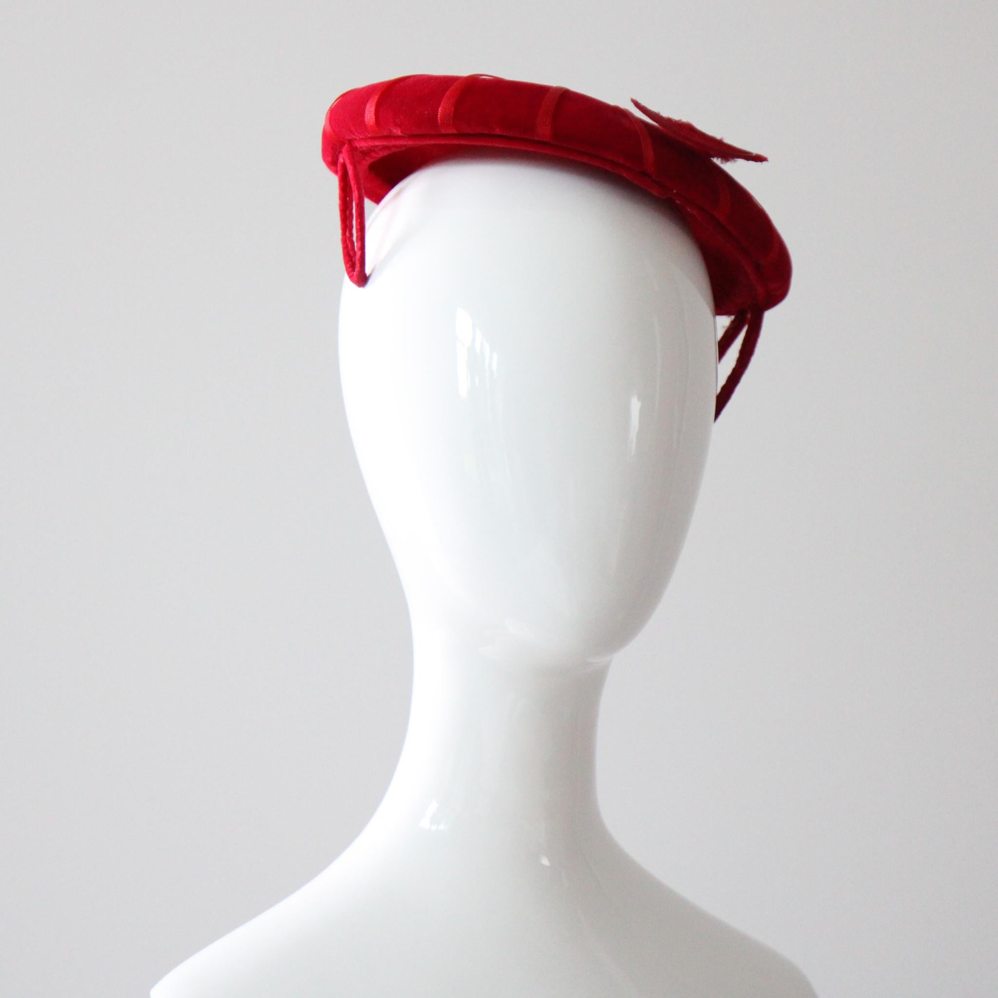Vintage anni '50 Cappello Percher in velluto rosso Cappello Percher circolare rosso anni '50 in piuma in vendita 3
