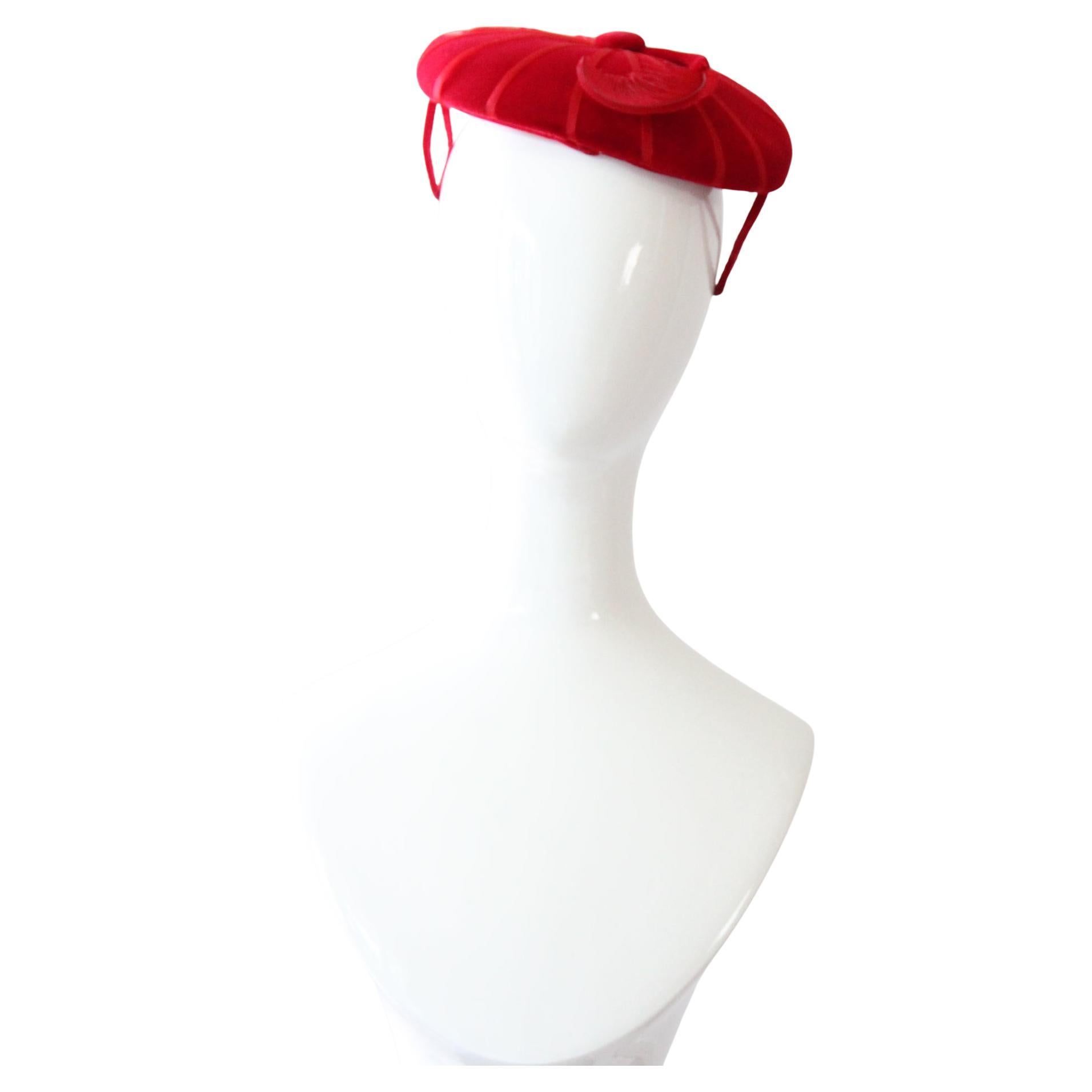 Vintage anni '50 Cappello Percher in velluto rosso Cappello Percher circolare rosso anni '50 in piuma in vendita