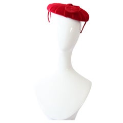 Vintage anni '50 Cappello Percher in velluto rosso Cappello Percher circolare rosso anni '50 in piuma