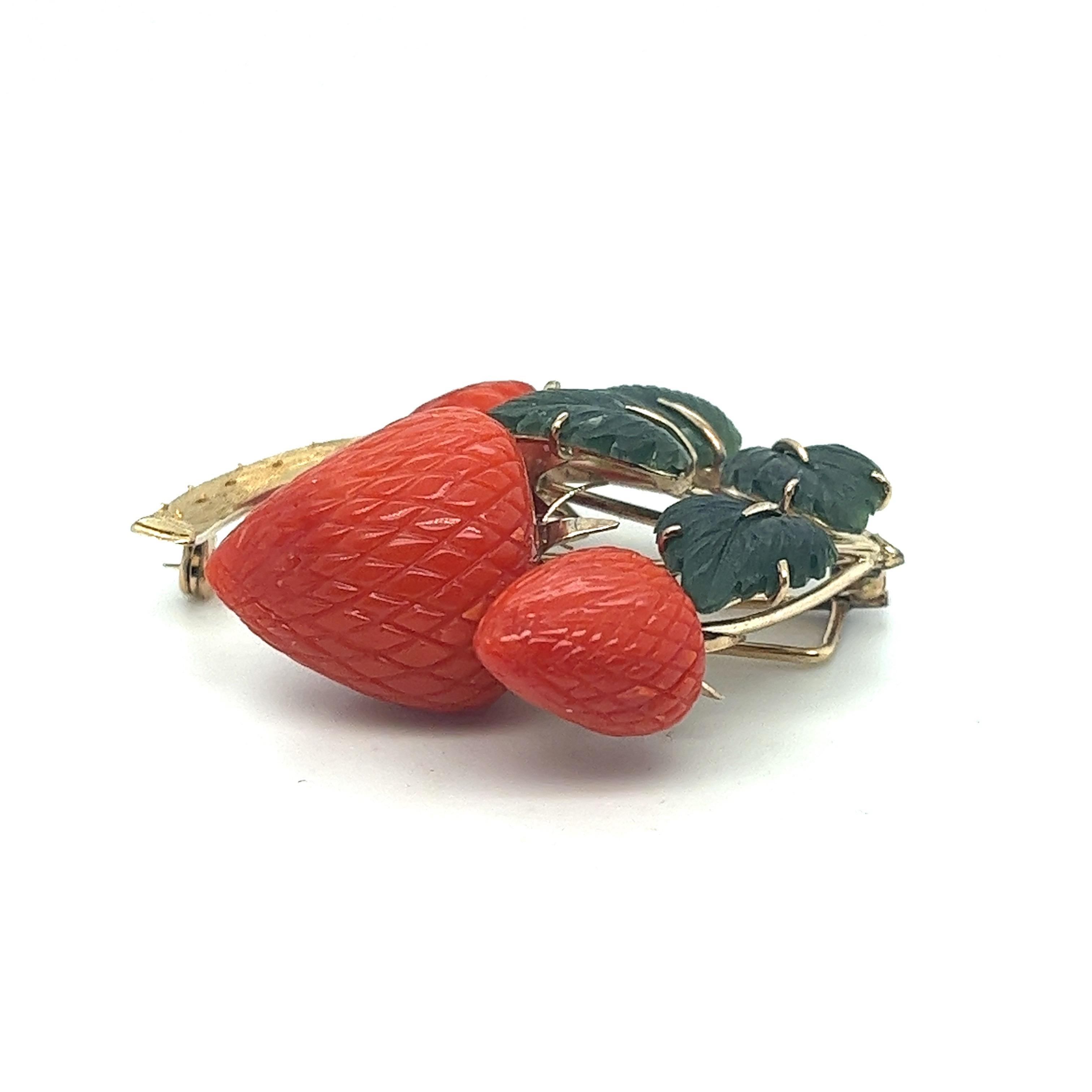 Vintage 1950s Retro Brooch with Natural Coral Strawberries & Jade Leafs In Good Condition In Miami, FL