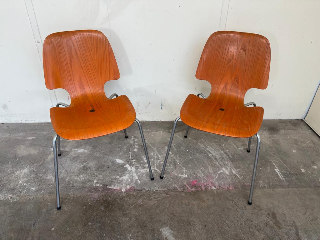 Vintage 1950's Retro Orange Fritz Hansen chairs 

lovely set of chairs nice orange colour with just the right patina, these chairs would bright up any room.

Sought after chairs, quite rare to find with this great 50's look and colour.



