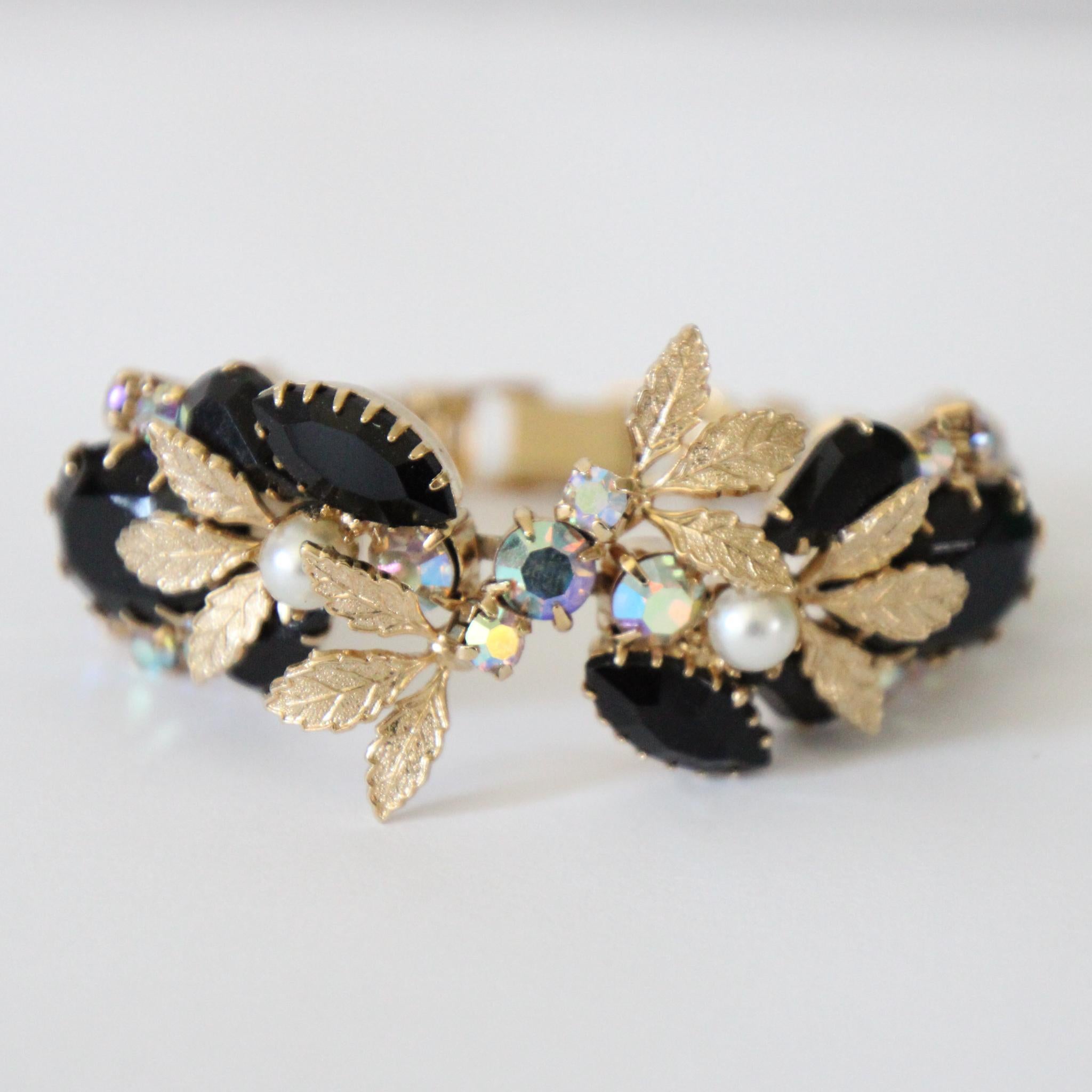 Rétro Vintage By 1950 Bracciale con strass 1950 Bracciale con perle e strass neri 1950 in vendita