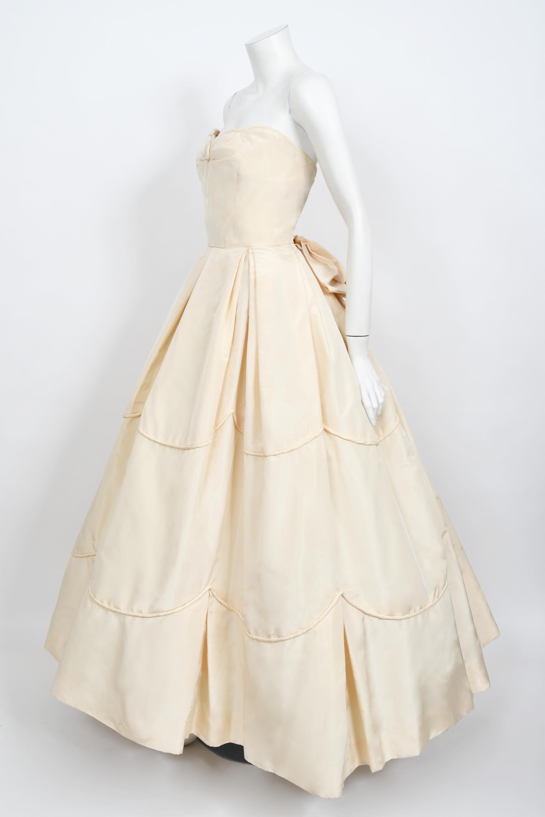 Vintage 1950er Rosalie Macrini Couture Cremefarbenes trägerloses Braut-/Hochzeitskleid aus Seide   1