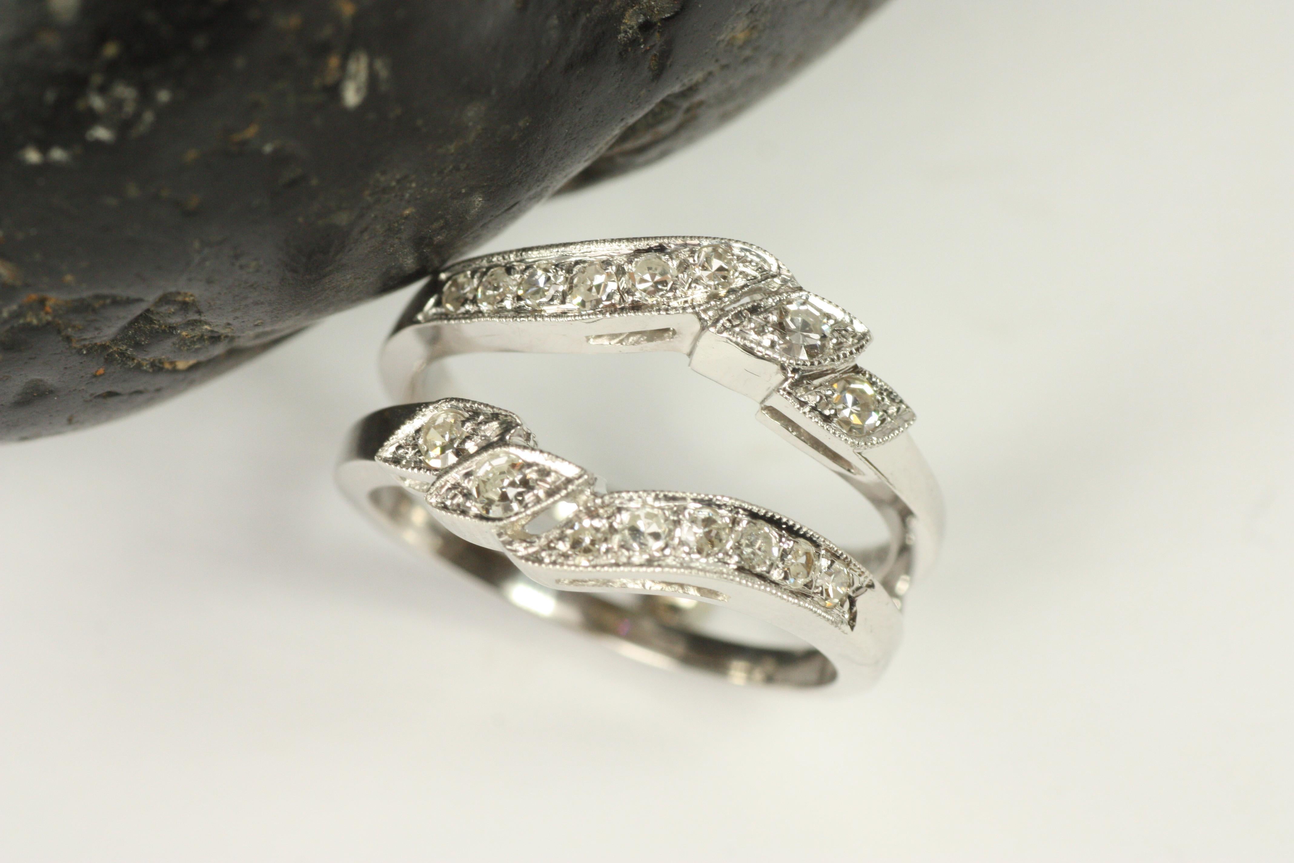 Anillo de boda de fantasía vintage con realce de chaqueta, circa 1950. Este anillo está fabricado en oro blanco de 14 quilates y engastado con 16 diamantes redondos de talla única que suman 0,45 quilates en un precioso borde milgrain y un diseño