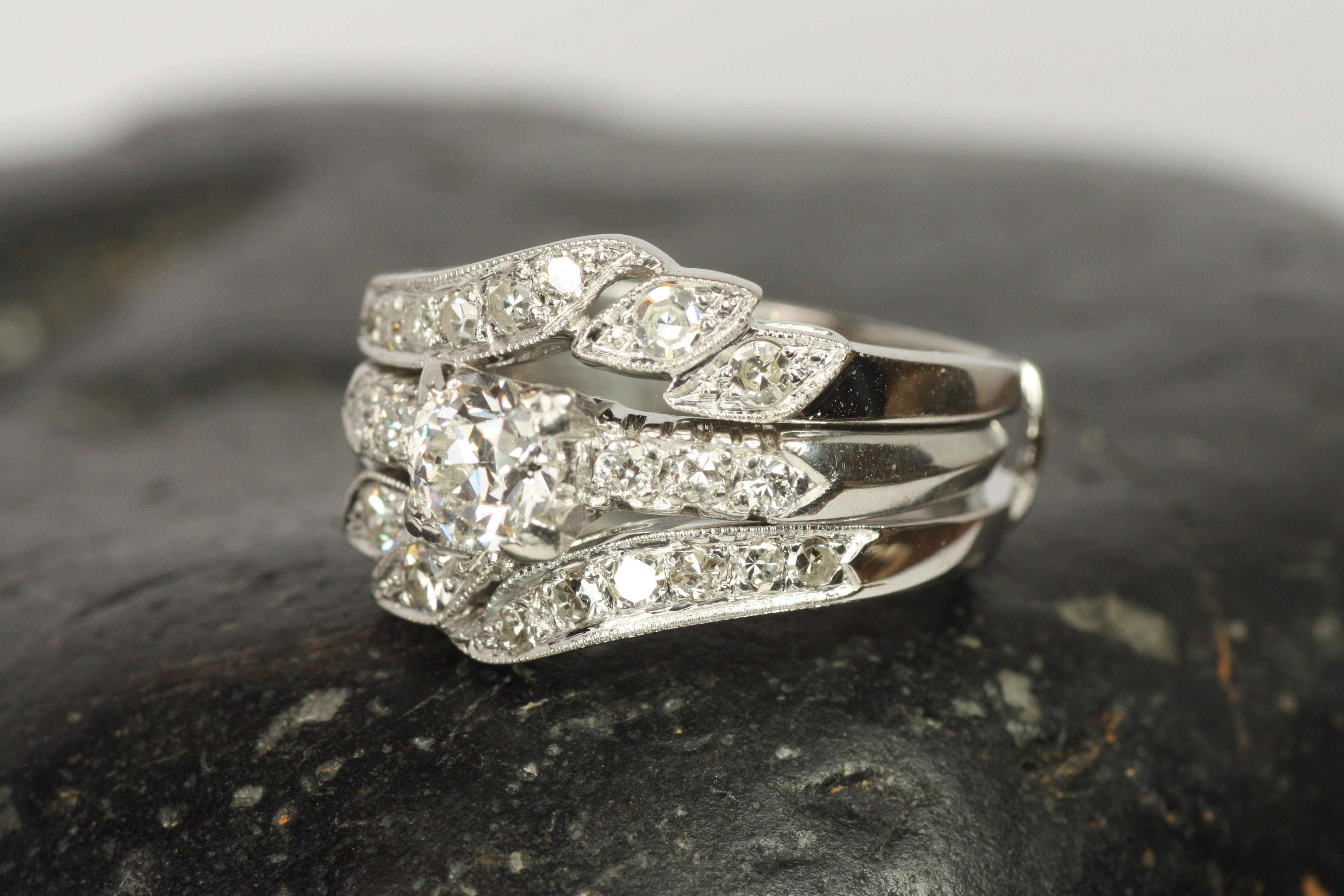 Anillo de chaqueta de oro blanco de 14 quilates con diamante redondo de la década de 1950 con diseño de hoja fluida Corte redondo en venta