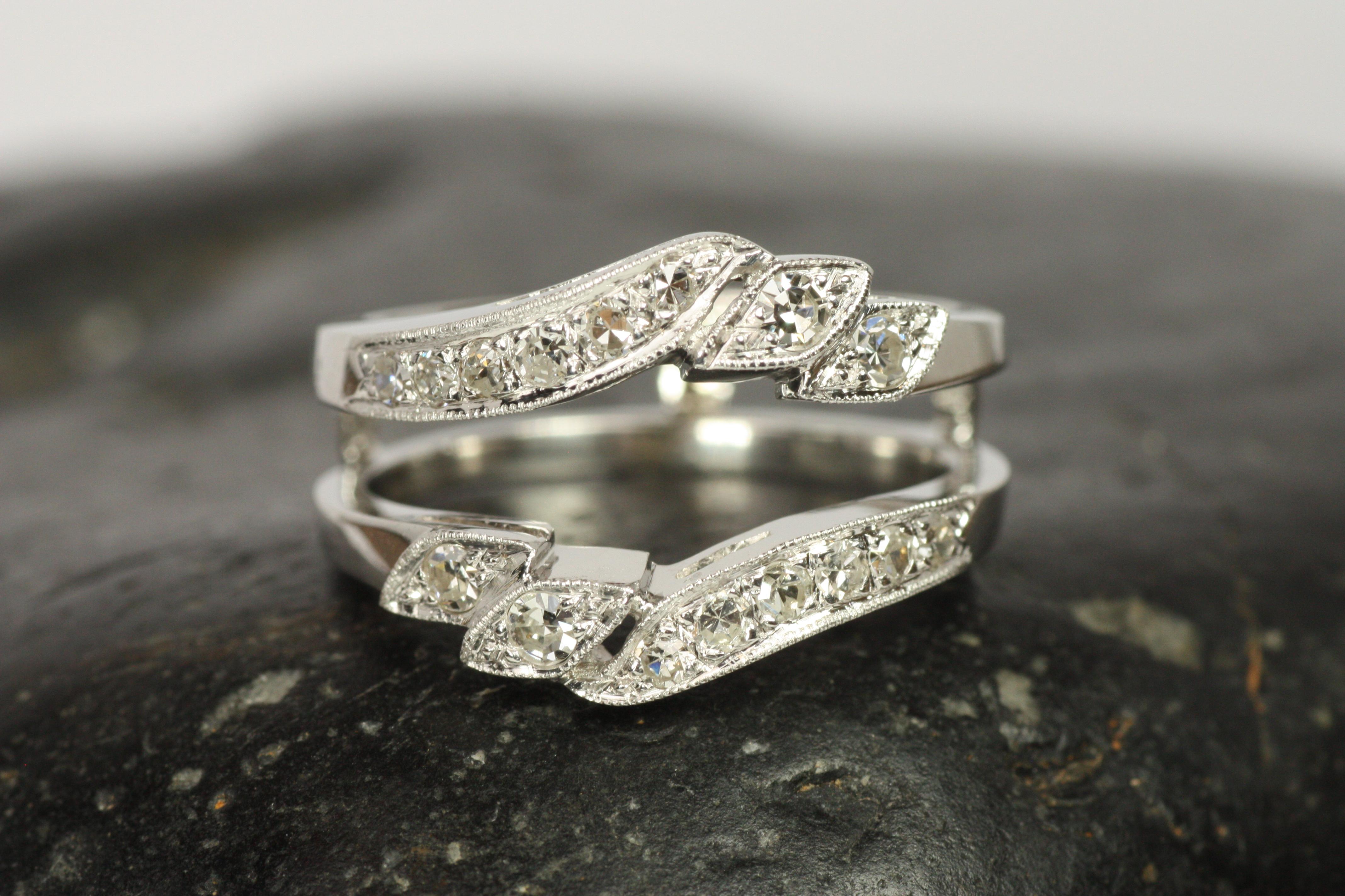 Anillo de chaqueta de oro blanco de 14 quilates con diamante redondo de la década de 1950 con diseño de hoja fluida en Bueno estado para la venta en Santa Monica, CA