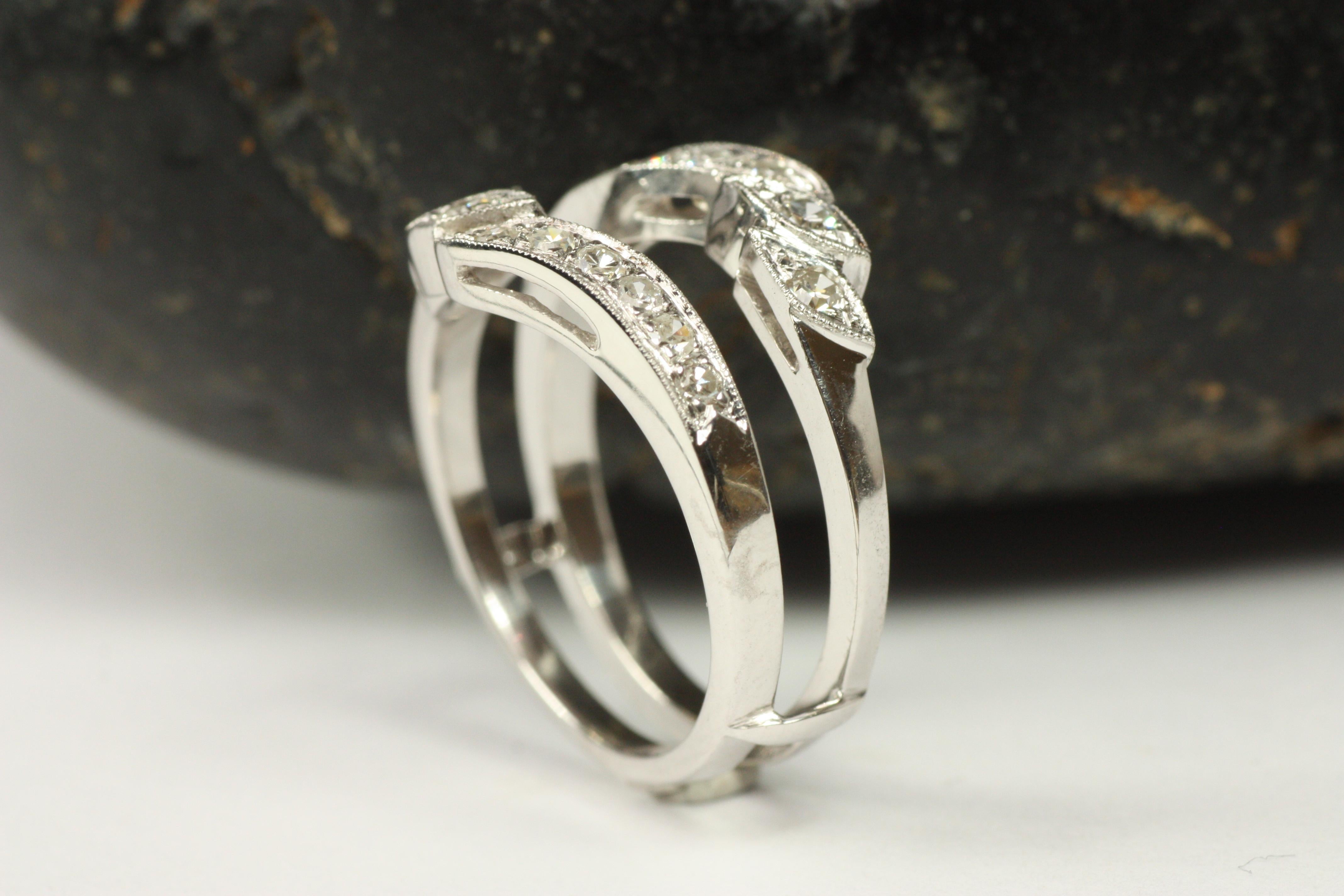 De las mujeres Anillo de chaqueta de oro blanco de 14 quilates con diamante redondo de la década de 1950 con diseño de hoja fluida en venta