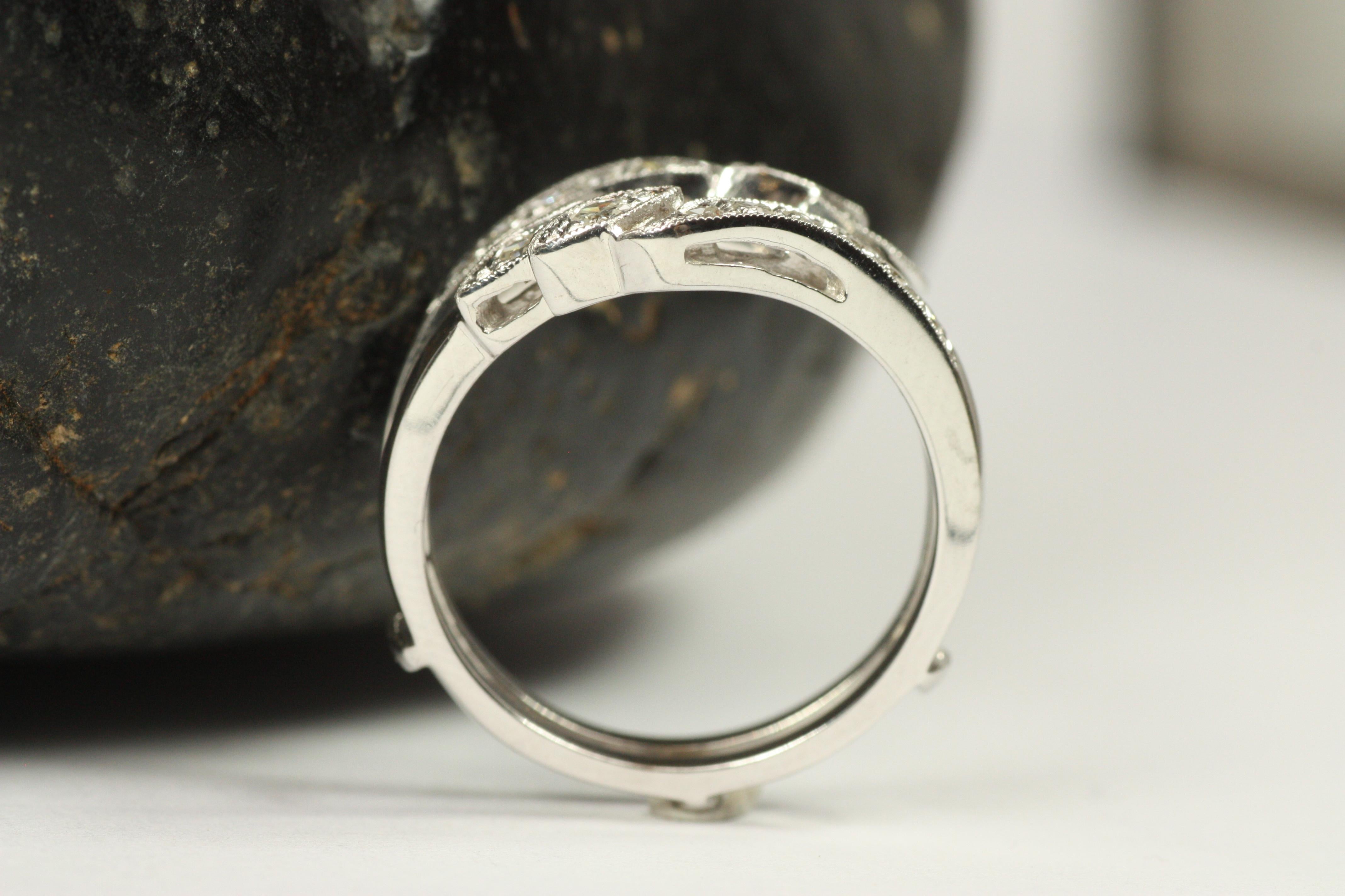 Anillo de chaqueta de oro blanco de 14 quilates con diamante redondo de la década de 1950 con diseño de hoja fluida en venta 1