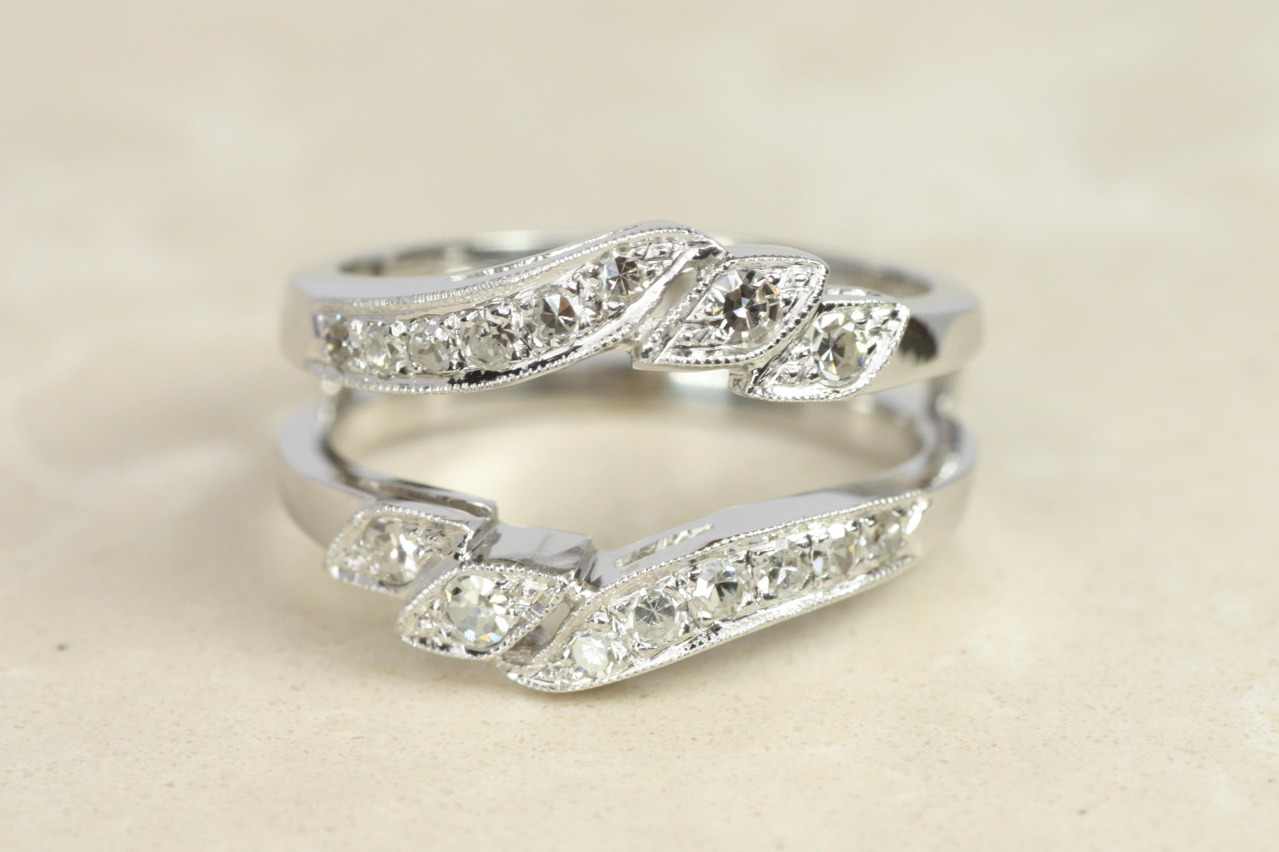 Anillo de chaqueta de oro blanco de 14 quilates con diamante redondo de la década de 1950 con diseño de hoja fluida en venta 2