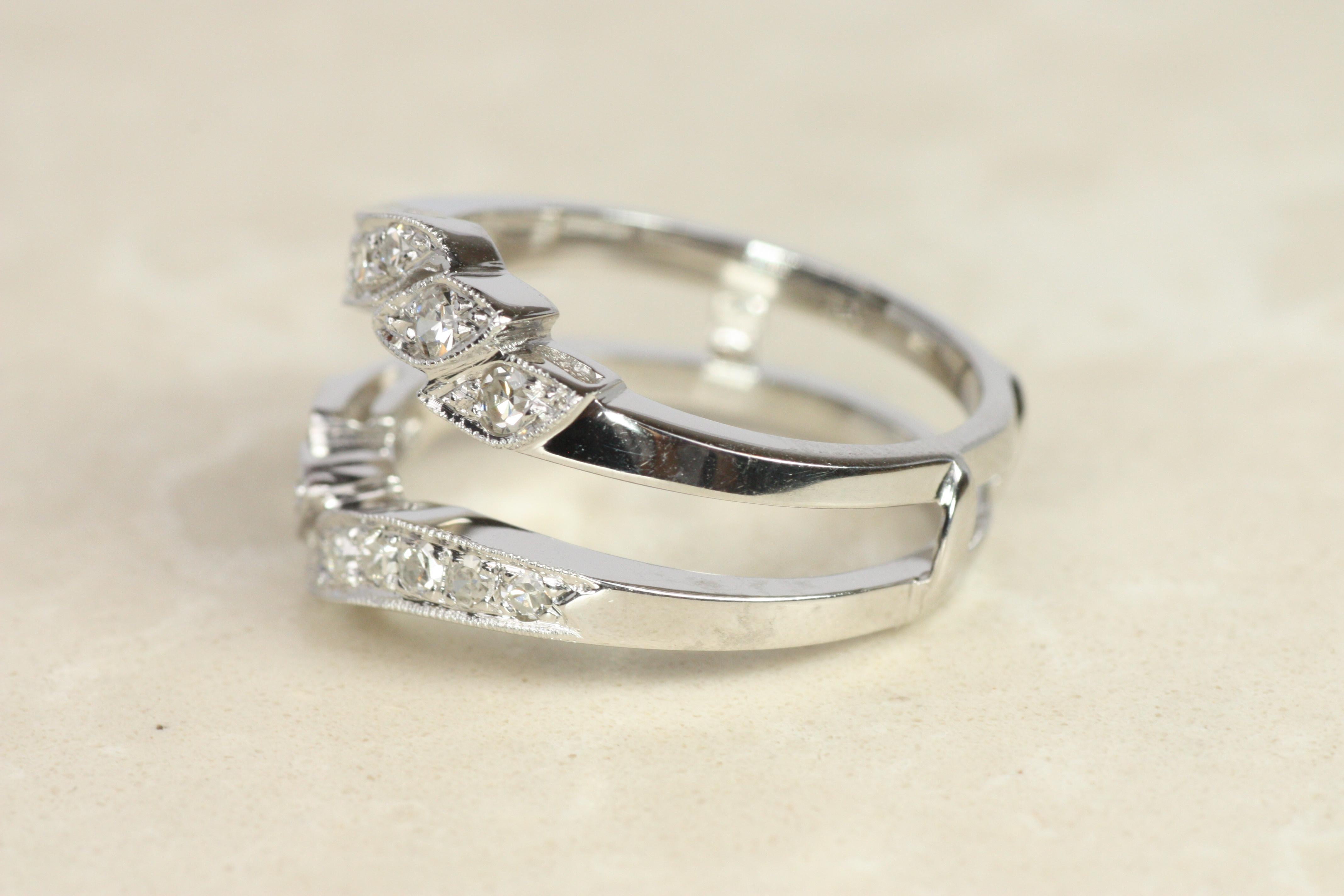 Anillo de chaqueta de oro blanco de 14 quilates con diamante redondo de la década de 1950 con diseño de hoja fluida en venta 3