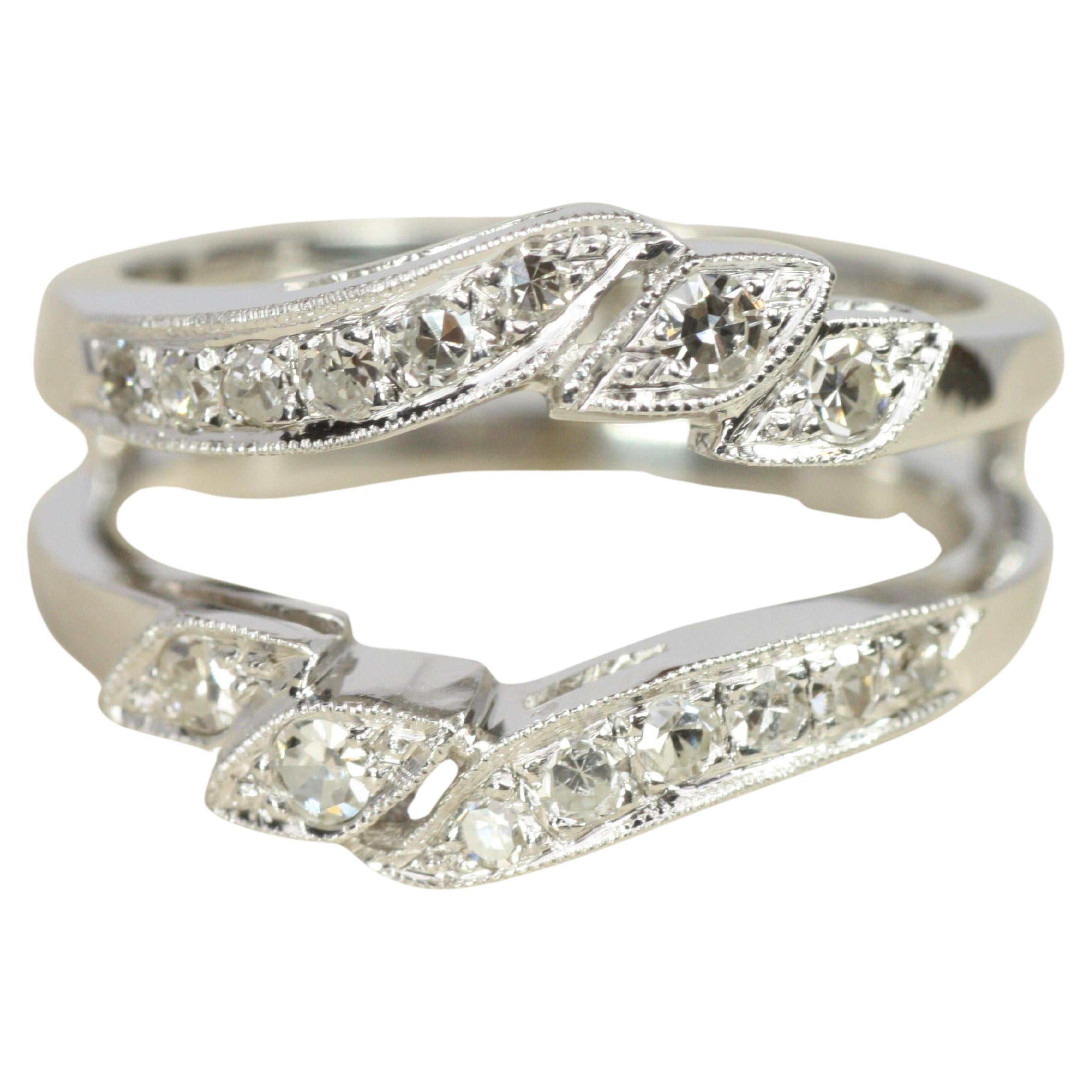 Vintage 1950s Round Diamond 14K White Gold Jacket Ring with Flowy Leaf Design (Bague de veston en or blanc avec diamants ronds et motifs de feuilles)