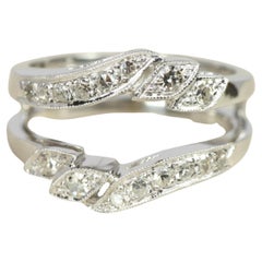 Anillo de chaqueta de oro blanco de 14 quilates con diamante redondo de la década de 1950 con diseño de hoja fluida