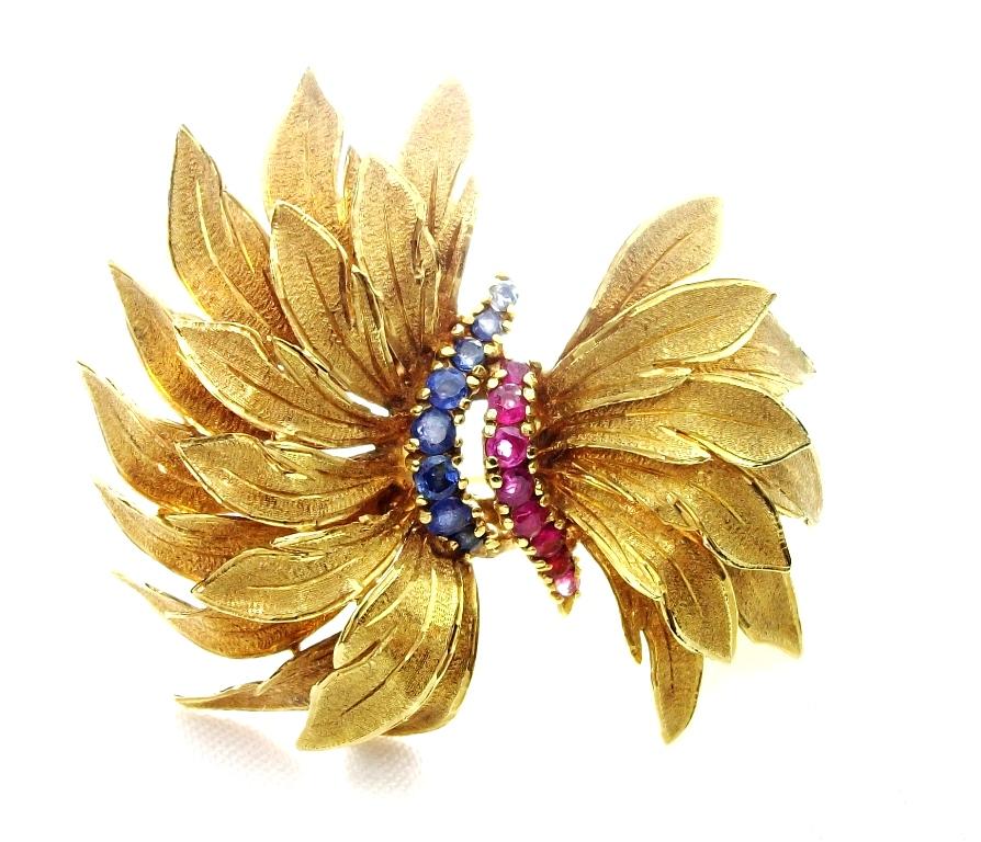 This is a wonderful 18k yellow gold brooch, entirely chiselled in a shape of leaves. The leaves have shiny edges and satinized surface,  wonderfully worked as only in the past goldsmiths were able to do. The gemstones are totally genuine and so