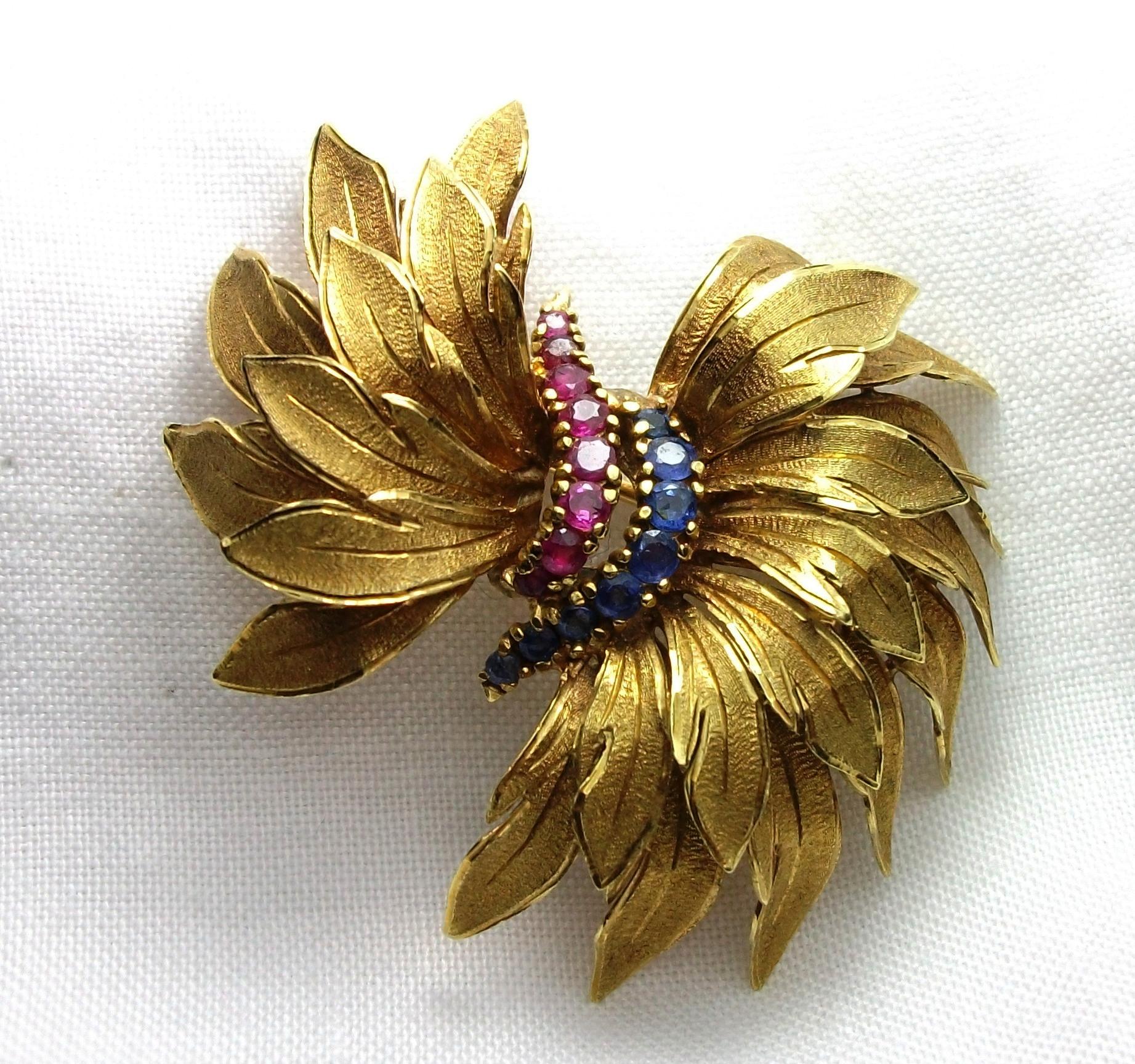 Vintage 1950s Rubies Sapphires 18 Karat Yellow Gold Bow Brooch In Excellent Condition For Sale In London, GB
