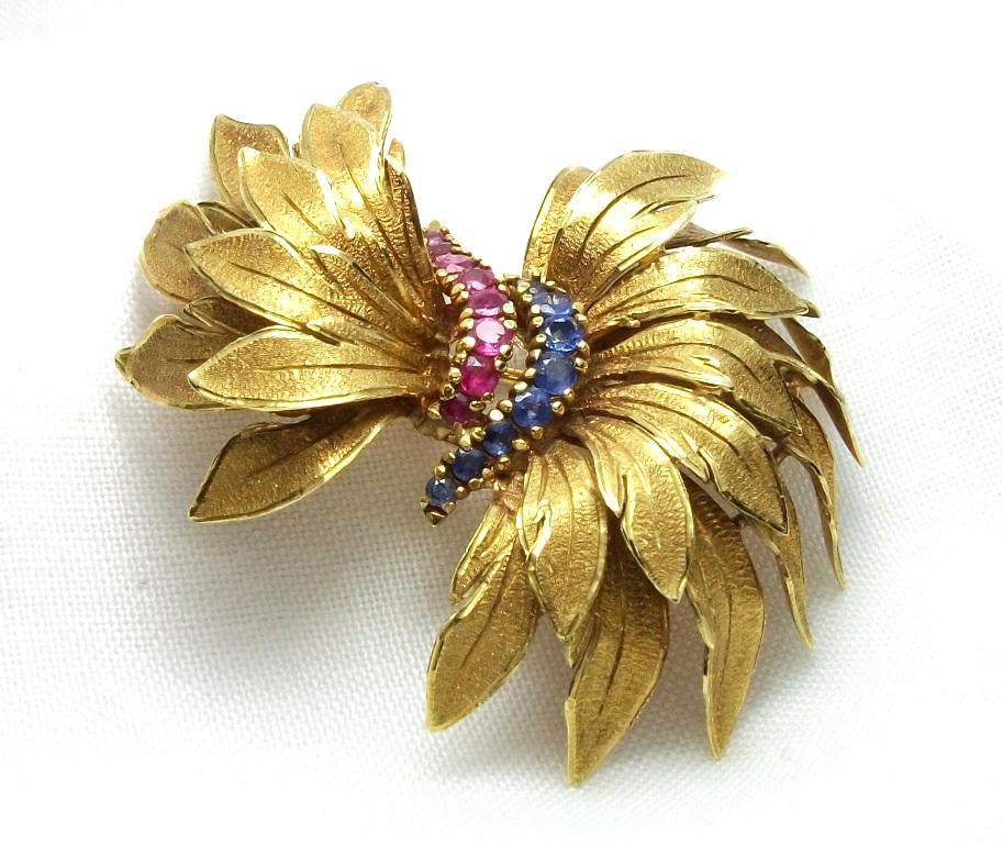 Women's or Men's Vintage 1950s Rubies Sapphires 18 Karat Yellow Gold Bow Brooch For Sale