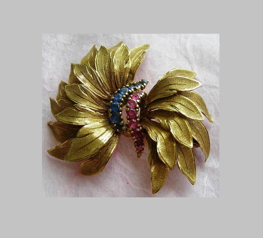 Vintage 1950s Rubies Sapphires 18 Karat Yellow Gold Bow Brooch For Sale 2