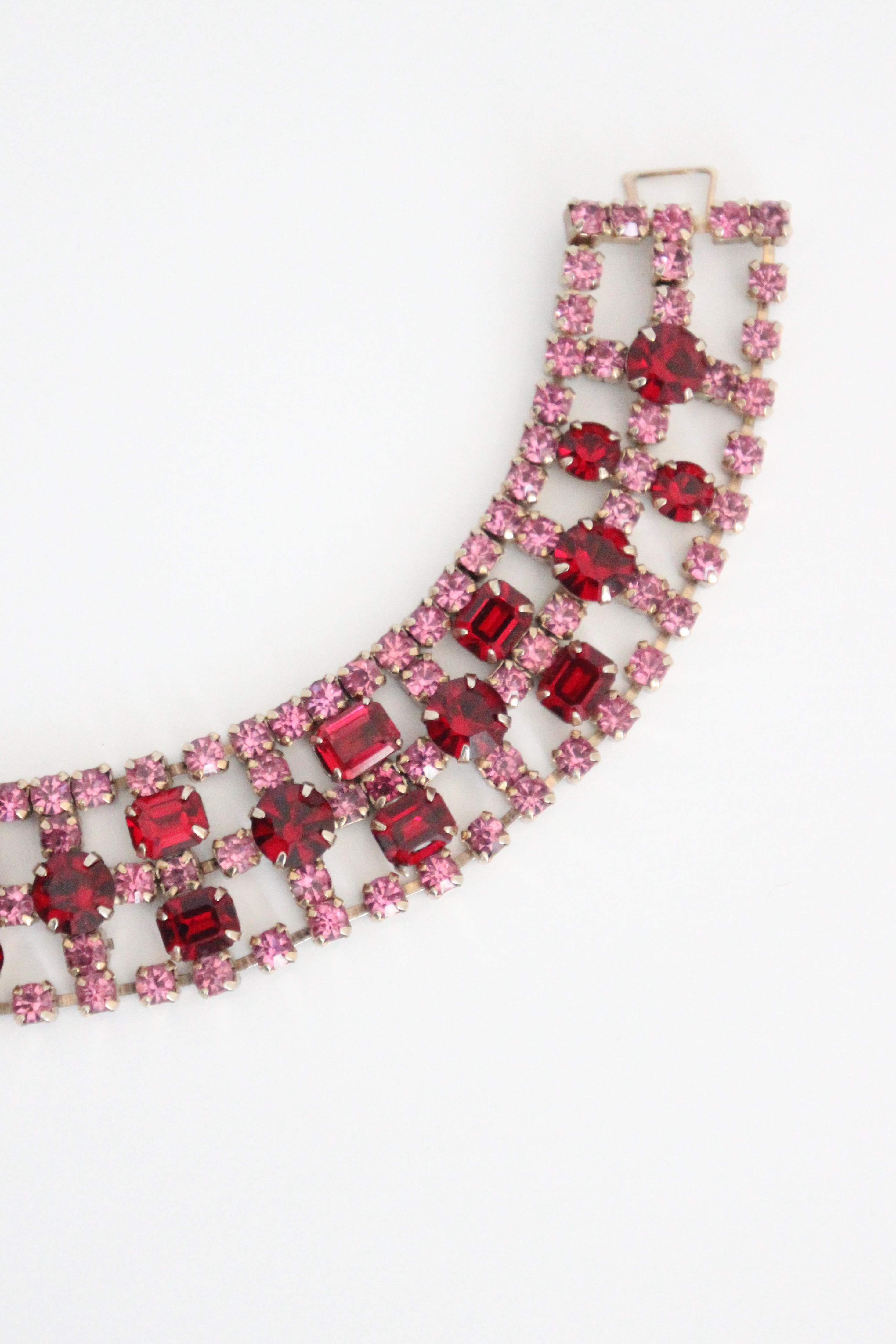 Bracciale vintage anni '50 con strass rosa e rubino Bracciale anni '50 con strass In condizioni buone in vendita a Cheltenham, GB