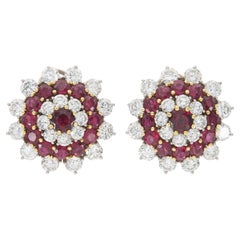 Boucles d'oreilles fleurs en rubis et diamants des années 1950