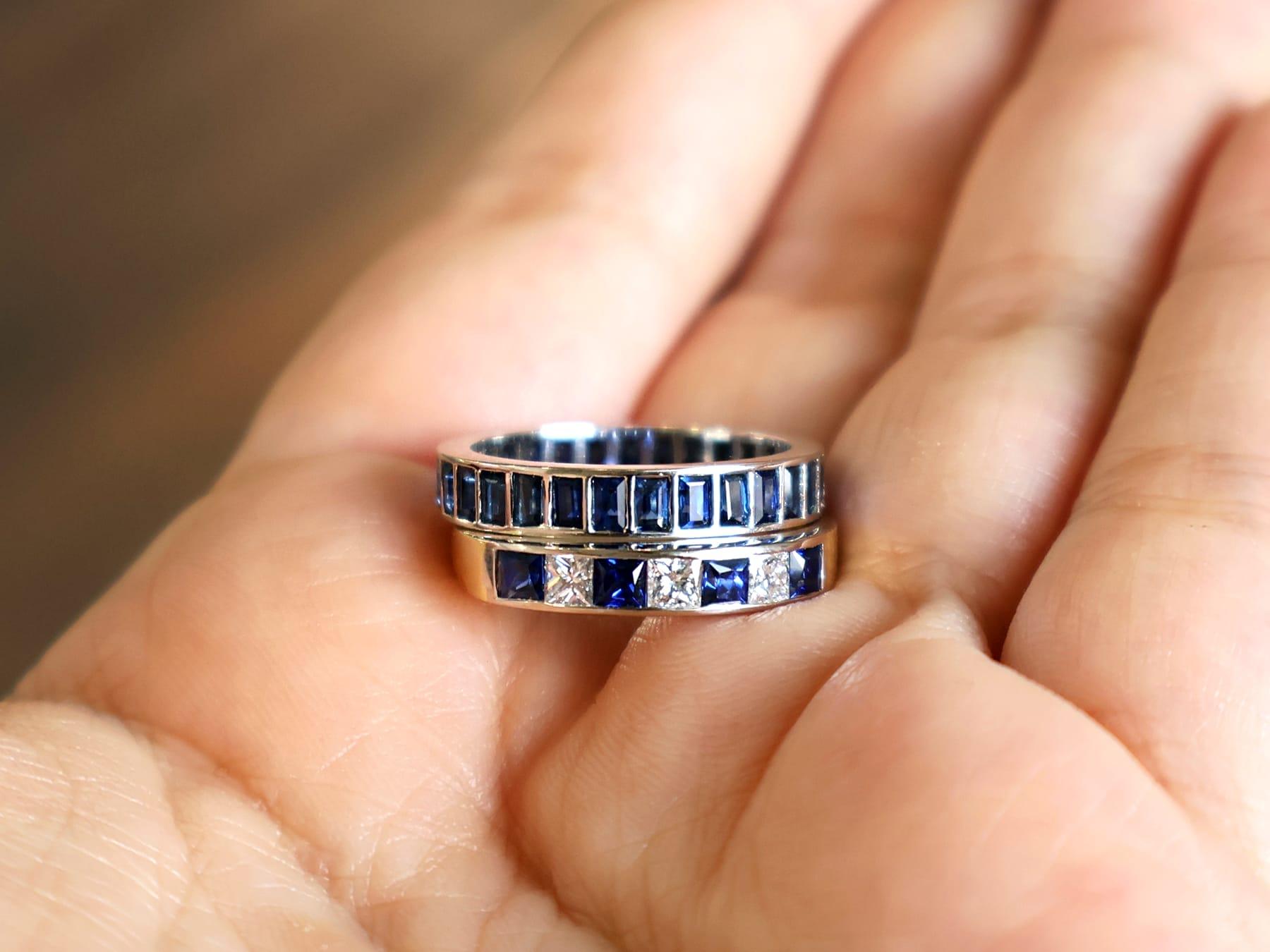 Un excepcional, fino e impresionante anillo de media eternidad/vestido vintage de zafiro azul natural de 0,60 quilates y diamante de 0,30 quilates, engastado en oro amarillo de 18 quilates y oro blanco de 18 quilates; forma parte de nuestras