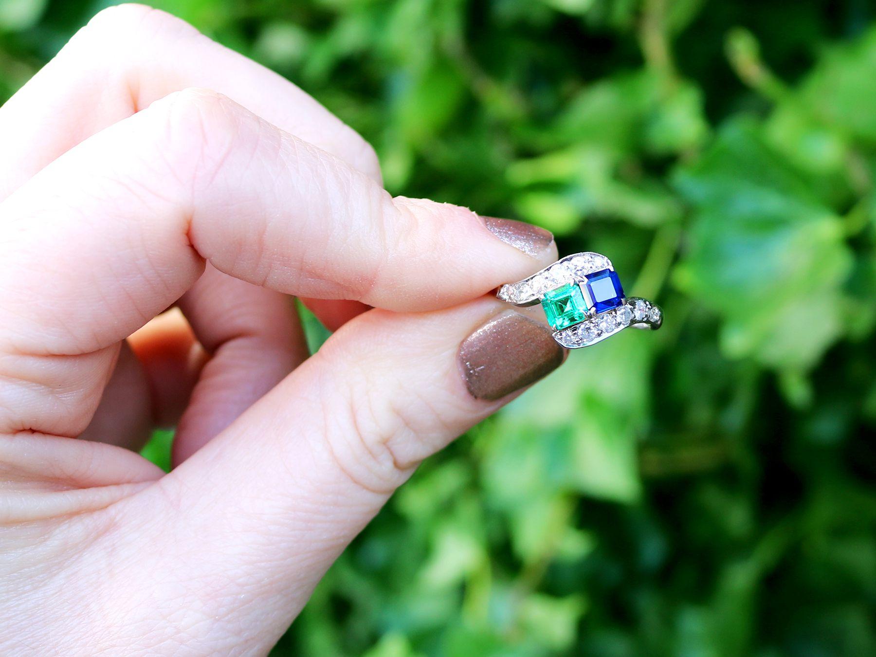 Ein beeindruckender Vintage-Ring mit einem Saphir von 0,47 Karat und einem Smaragd von 0,50 Karat, einem Diamanten von 0,77 Karat und einem Platin-Twistring; Teil unserer vielfältigen Edelsteinschmuck- und Nachlasskollektionen.

Dieser schöne und