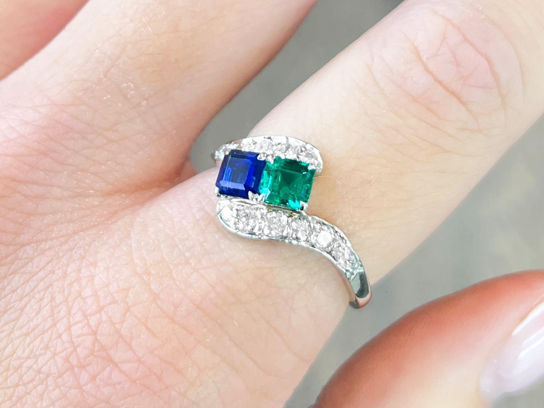Round Cut Vintage 1950s Sapphire and Emerald Diamond and Platinum Twist Ring For Sale