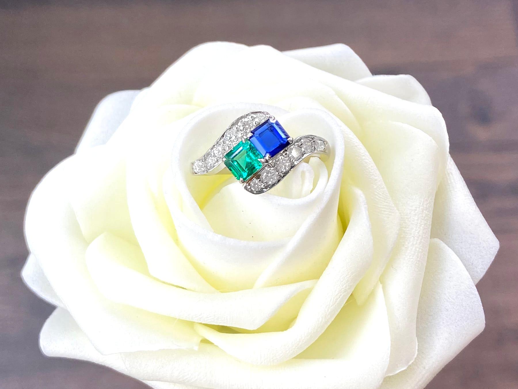 Vintage 1950s Sapphire and Emerald Diamond and Platinum Twist Ring In Excellent Condition For Sale In Jesmond, Newcastle Upon Tyne