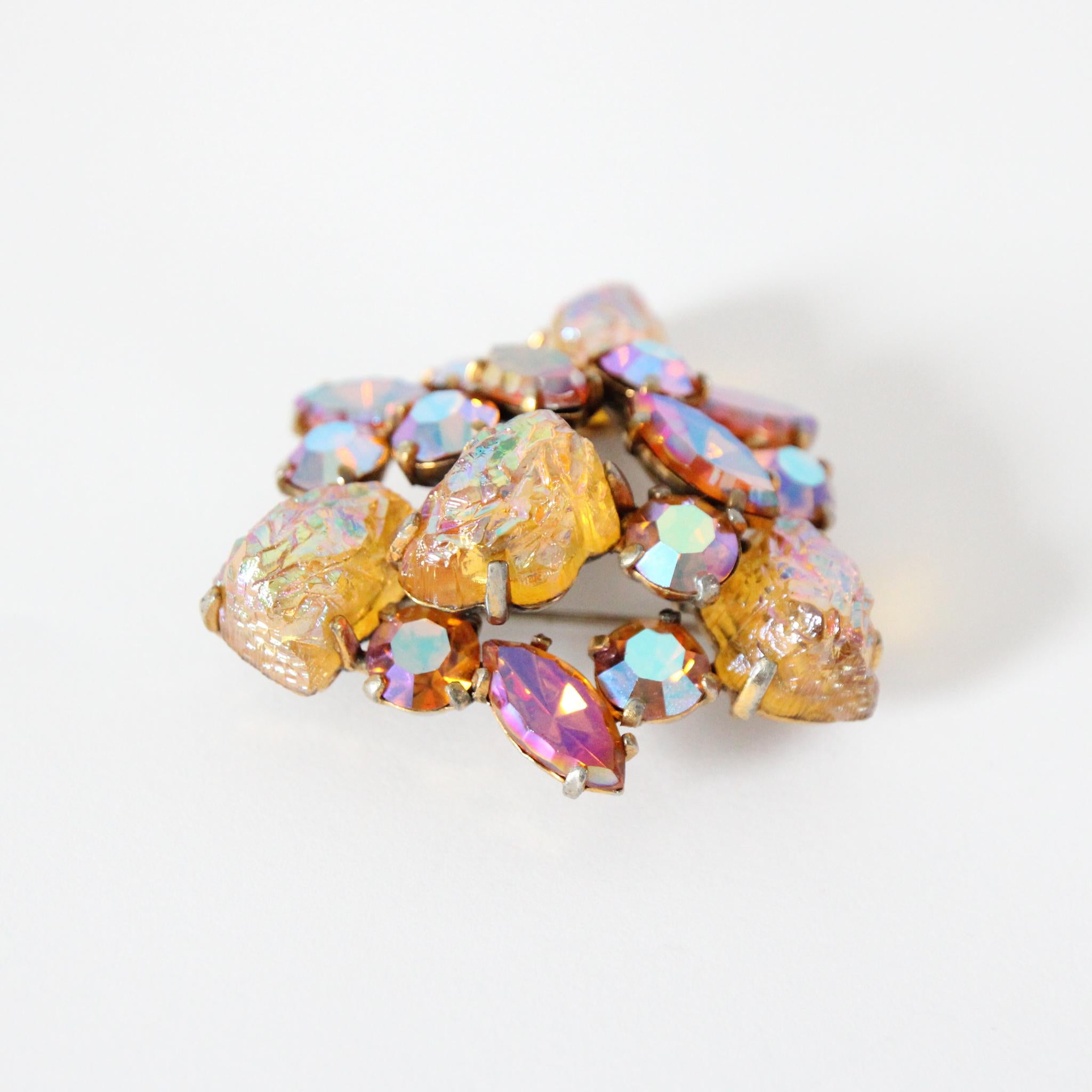 Broche vintage años 50 Schiaparelli de piedra de lava y strass iridiscente naranja Art Decó en venta