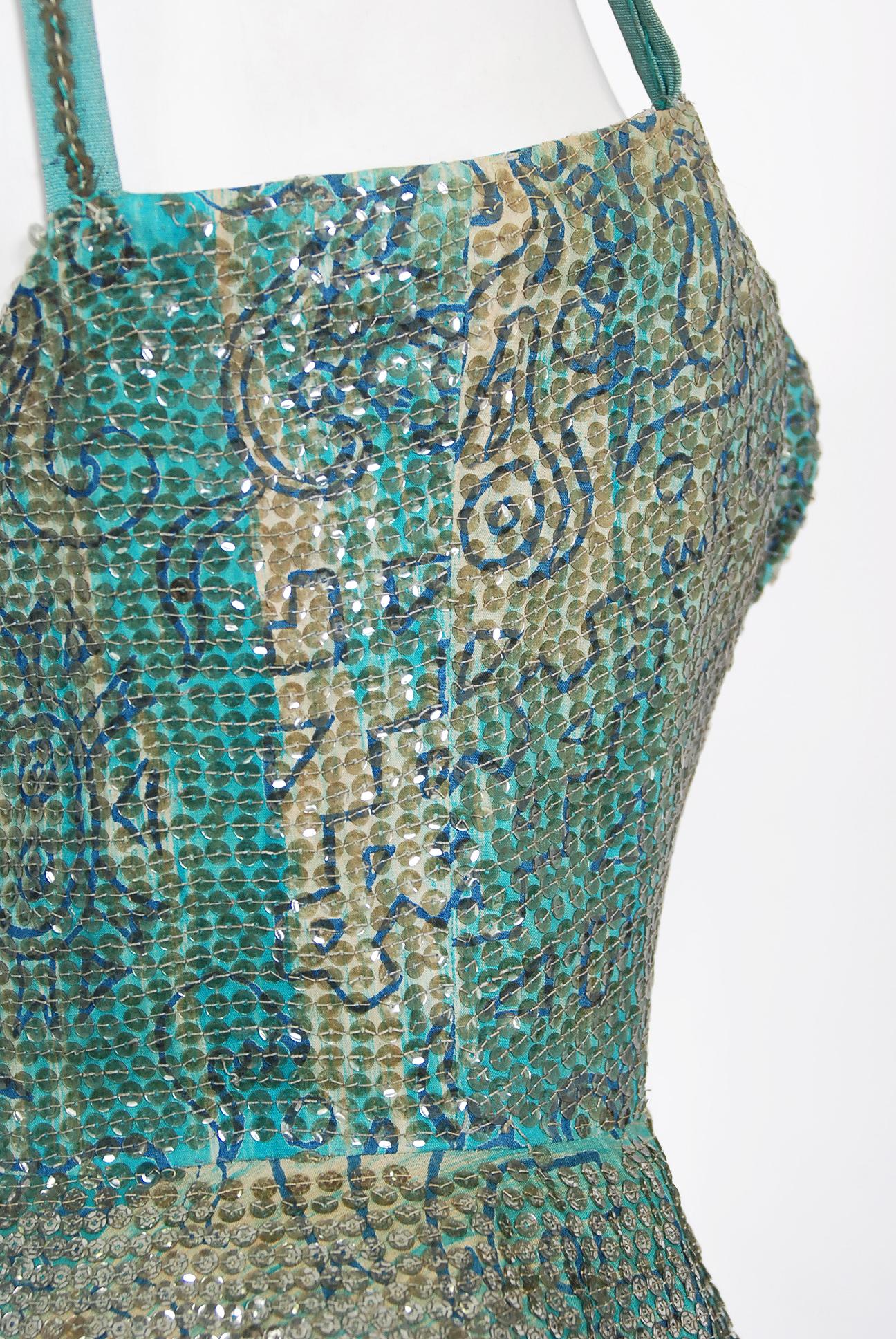 Vestido de falda larga de algodón azul con estampado azteca mexicano de los años 50 y tiki con lentejuelas en Bueno estado para la venta en Beverly Hills, CA