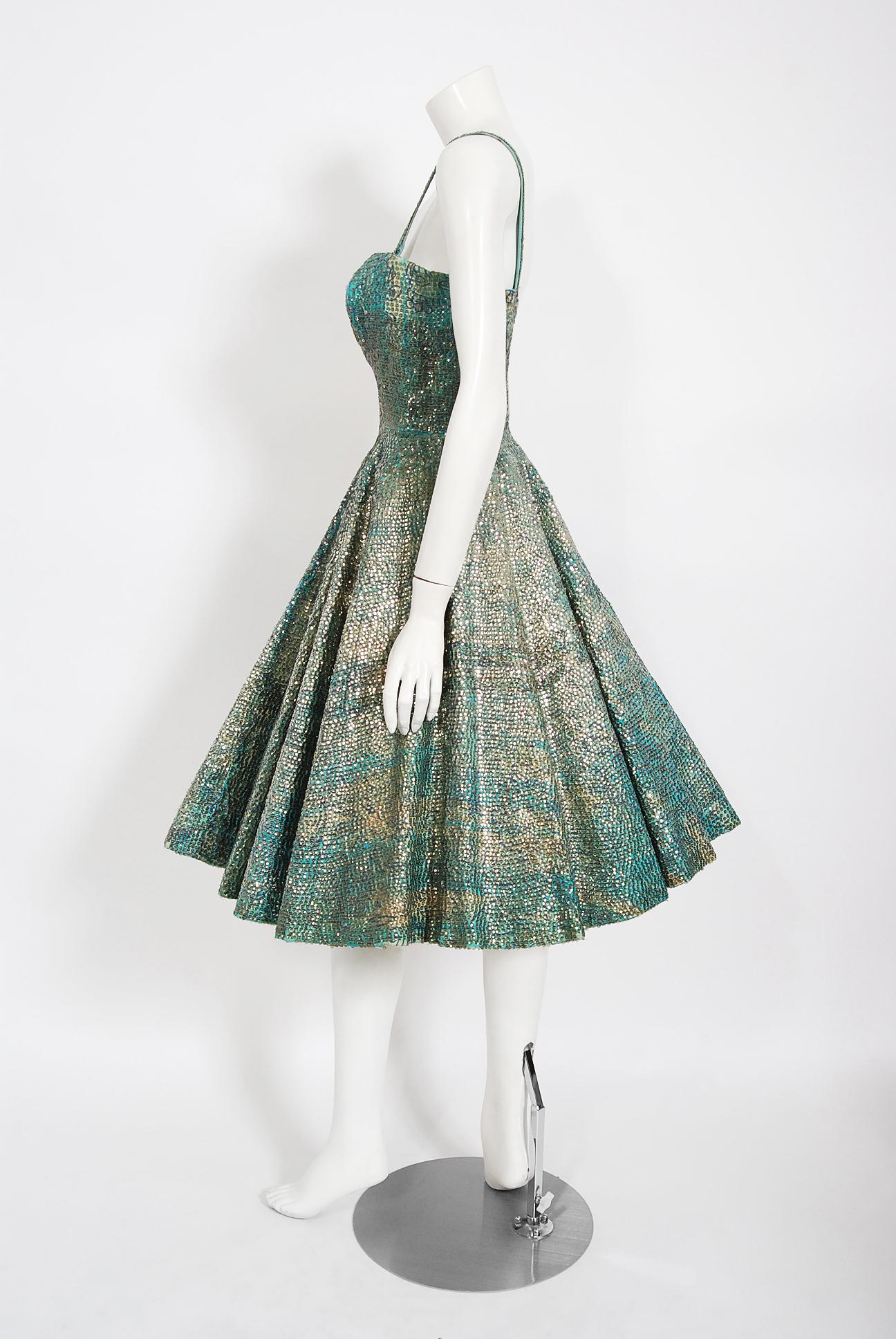 Mexikanisches Aztec Tiki Vintage 1950er Jahre Neuheit Print Pailletten Blau Baumwolle Voll Kleid im Angebot 1