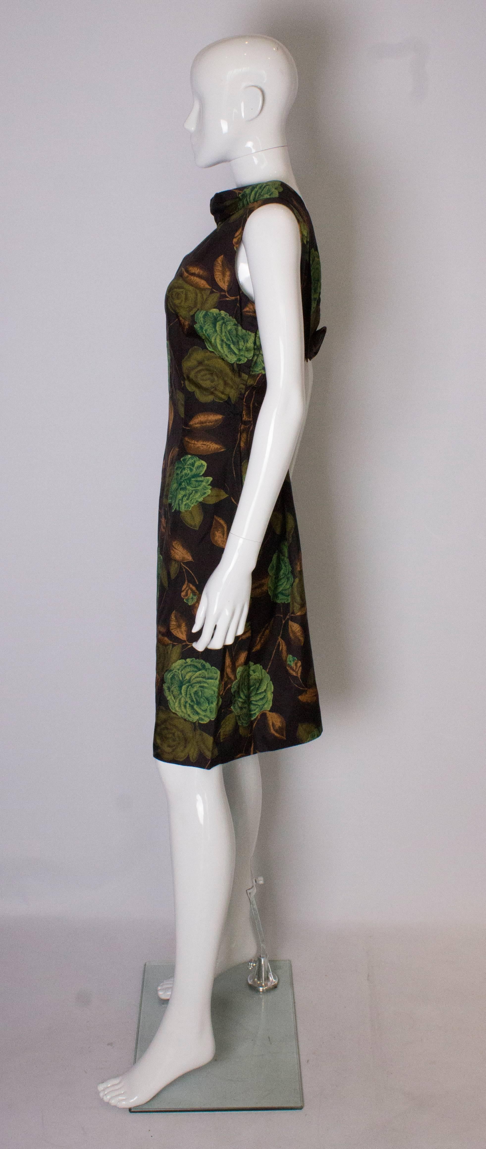 A Vintage 1950s floral printed wiggle Shift dress In Good Condition In London, GB