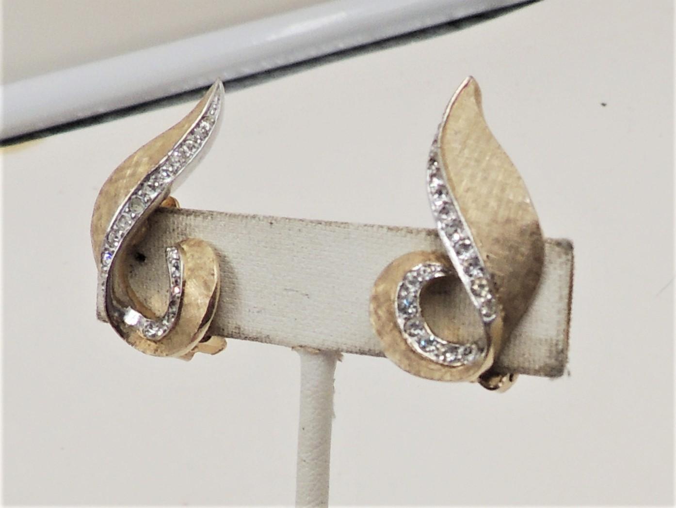 Retro Vintage 1950s Signed Boucher Clear Rhinestone Swirl Clip Earrings For Sale