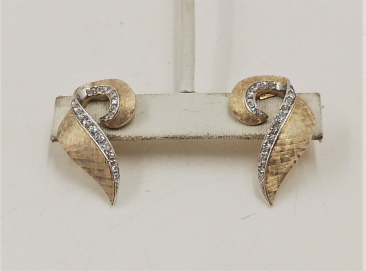 Women's Vintage 1950s Signed Boucher Clear Rhinestone Swirl Clip Earrings For Sale